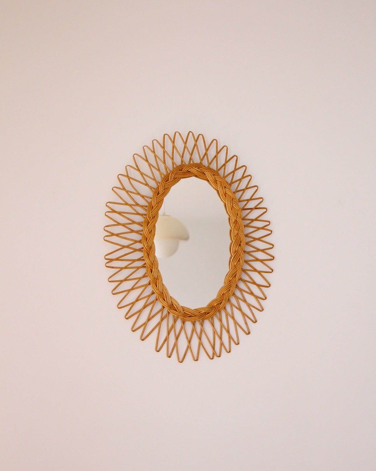 Miroir soleil ovale en rotin, années 1960