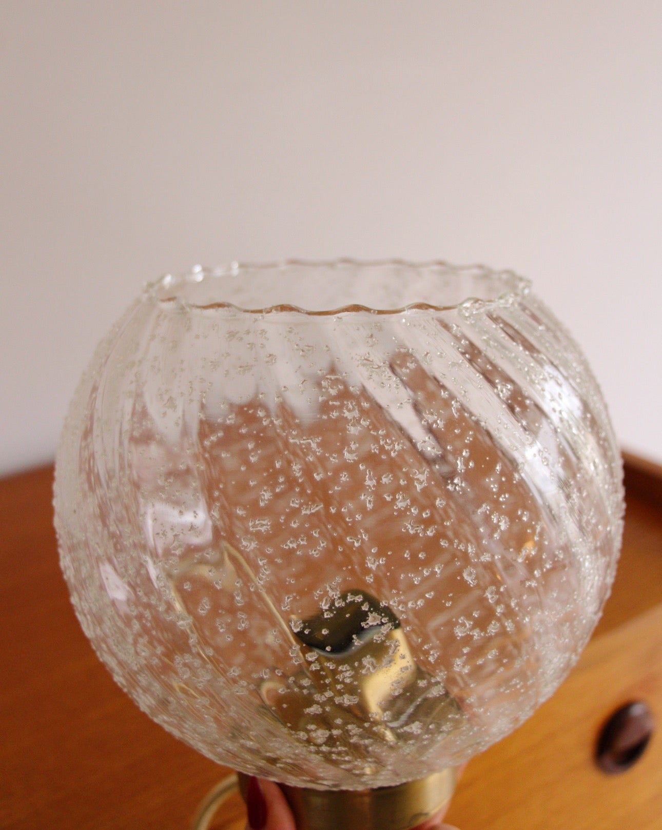 Suspension boule granité en verre et métal doré