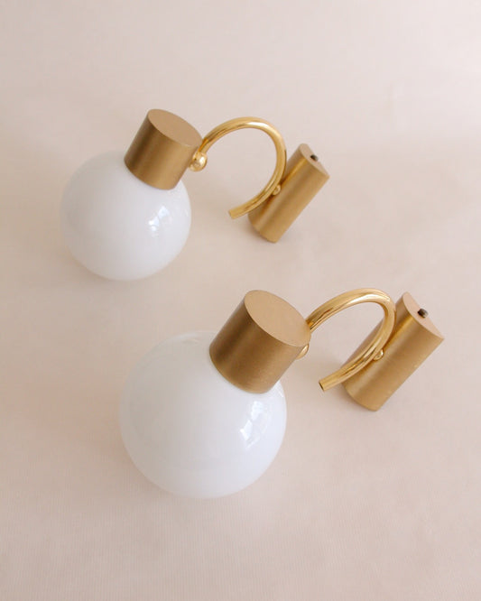 Paire d'appliques vintage - globes opaline et métal doré - design années 60 brocante Vannes mobilier et décoration vintage