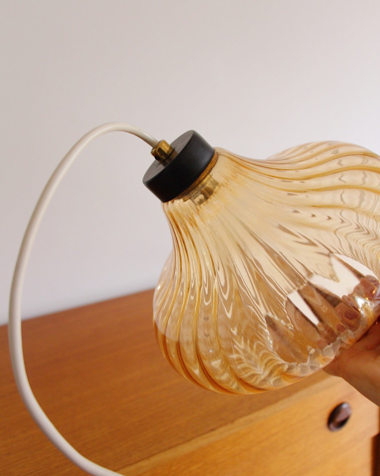 Suspension en verre soufflé, ambre, France, années 60