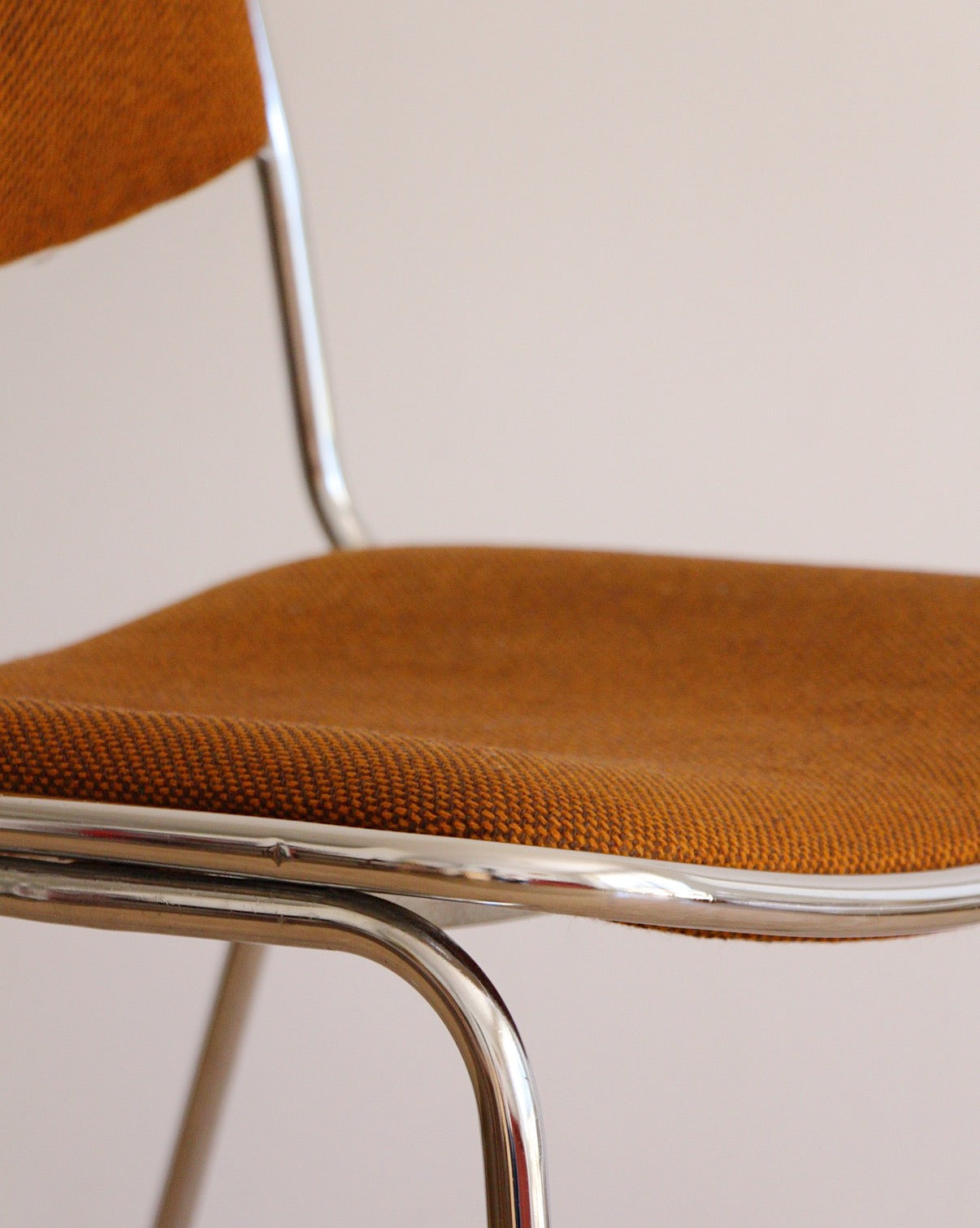 Chaise – acier tubulaire chromé et tissu bouclé rouille –1970