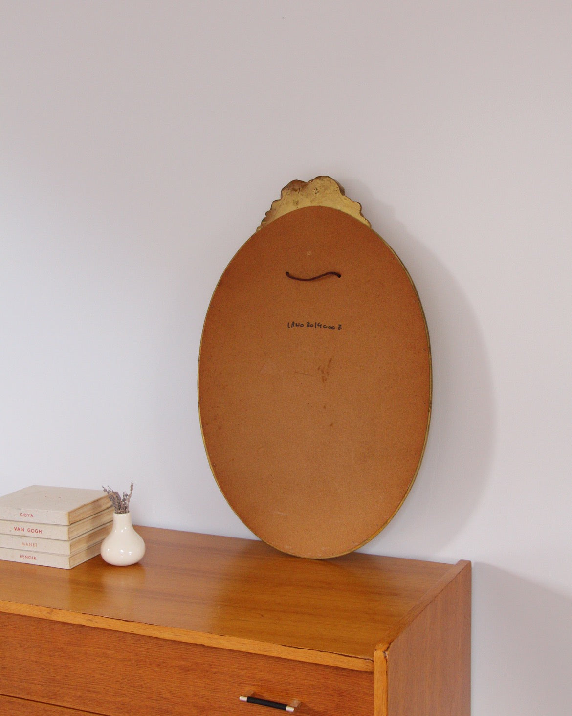 Miroir ovale doré, noeud romantique