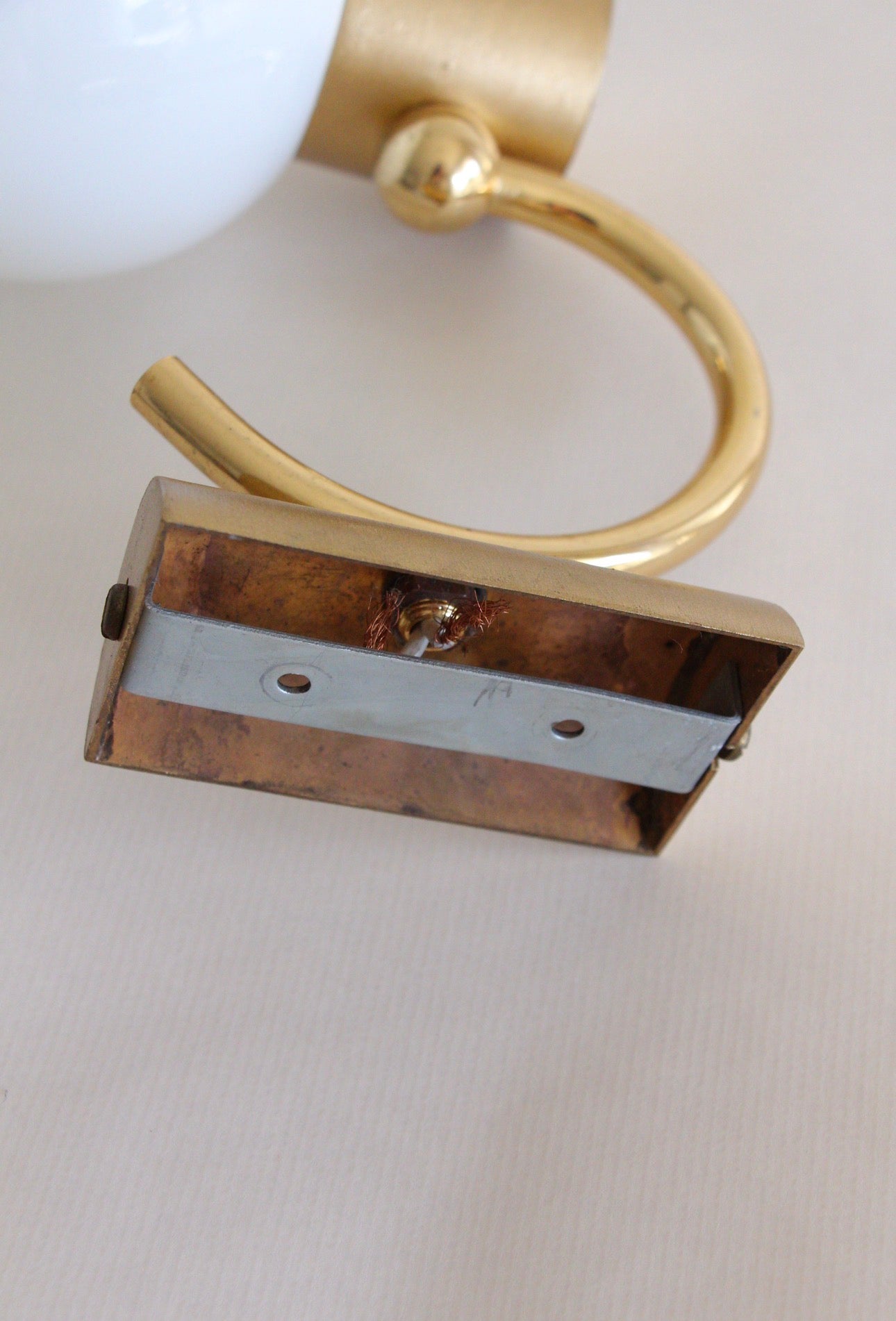 Paire d'appliques vintage - globes opaline et métal doré - design années 60