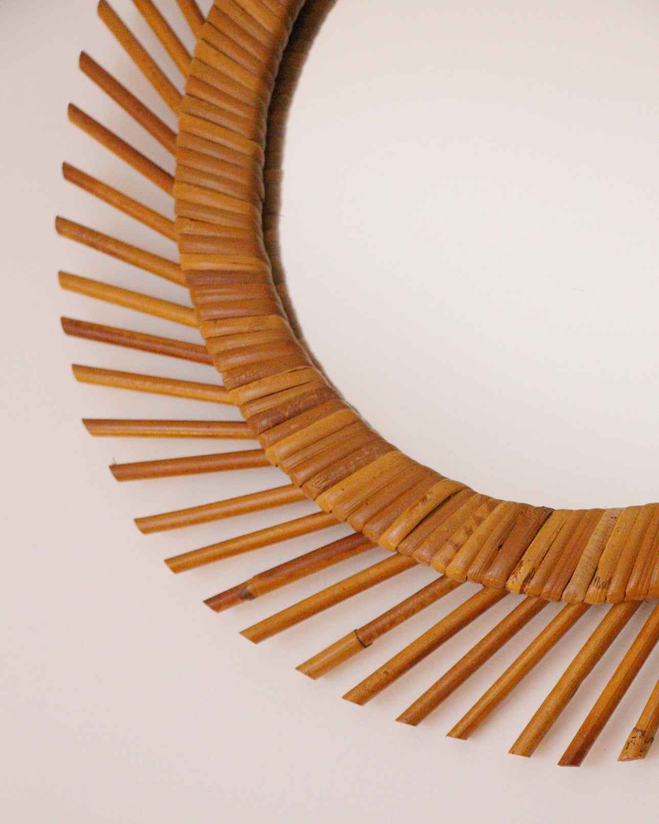 Miroir soleil rond en rotin, années 1960 - Brocante Vannes Mobilier et décoration vintage