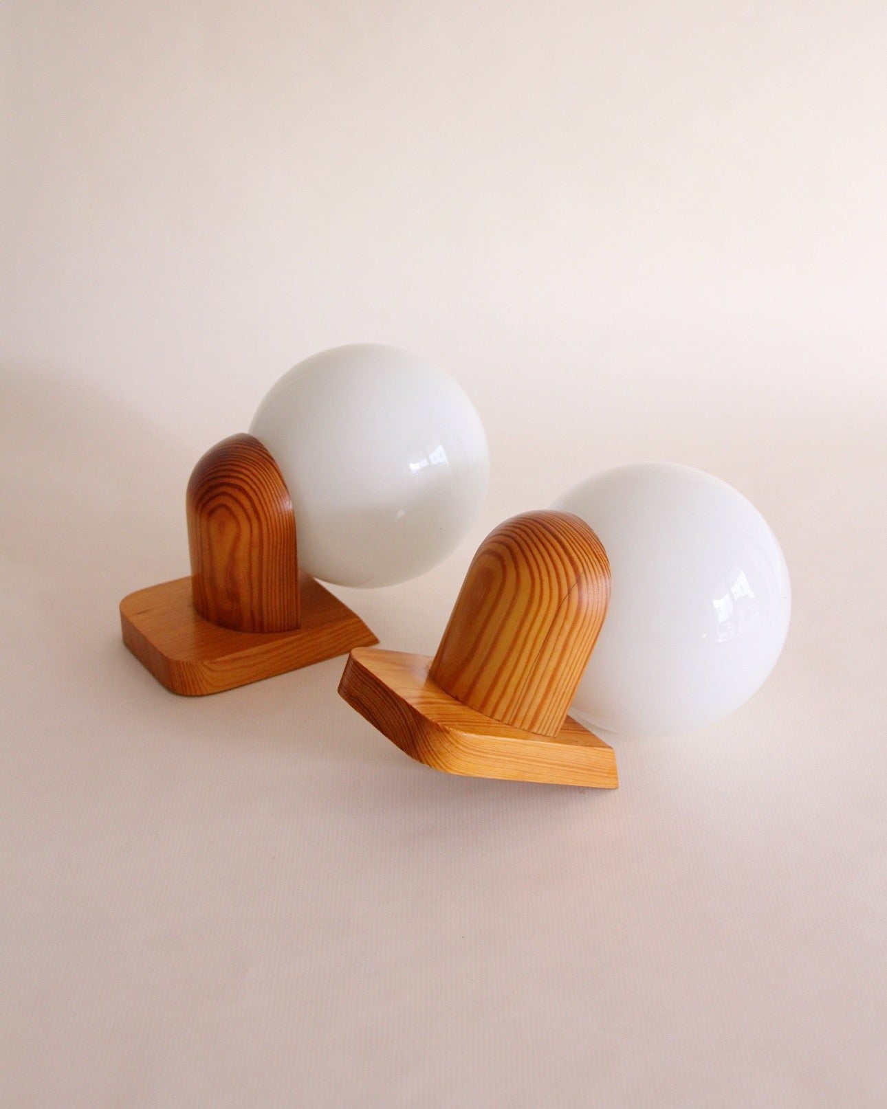 Paire d'appliques en pin et opaline, France, 1970