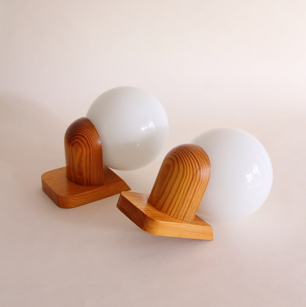 Paire d'appliques en pin et opaline, France, 1970 - Brocante mobilier et décoration vintage vannes bretagne