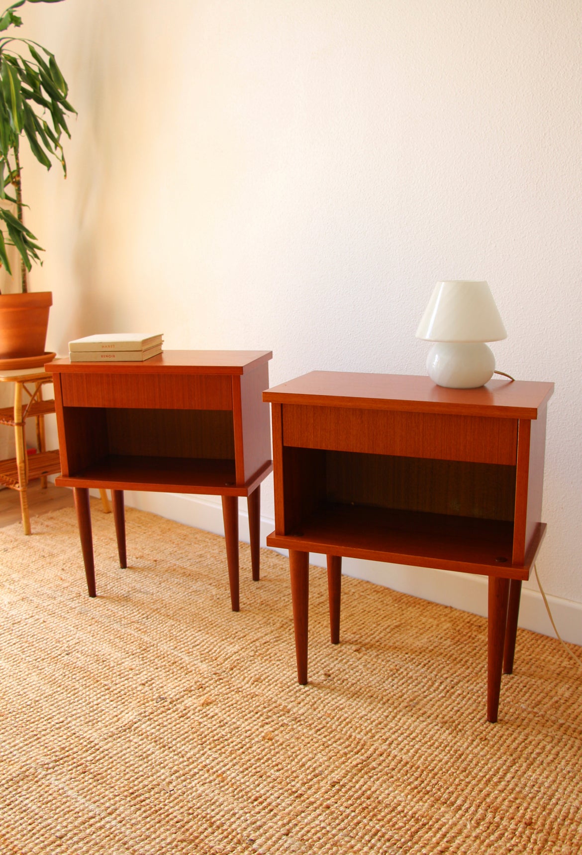 Paire de tables de chevet années 60