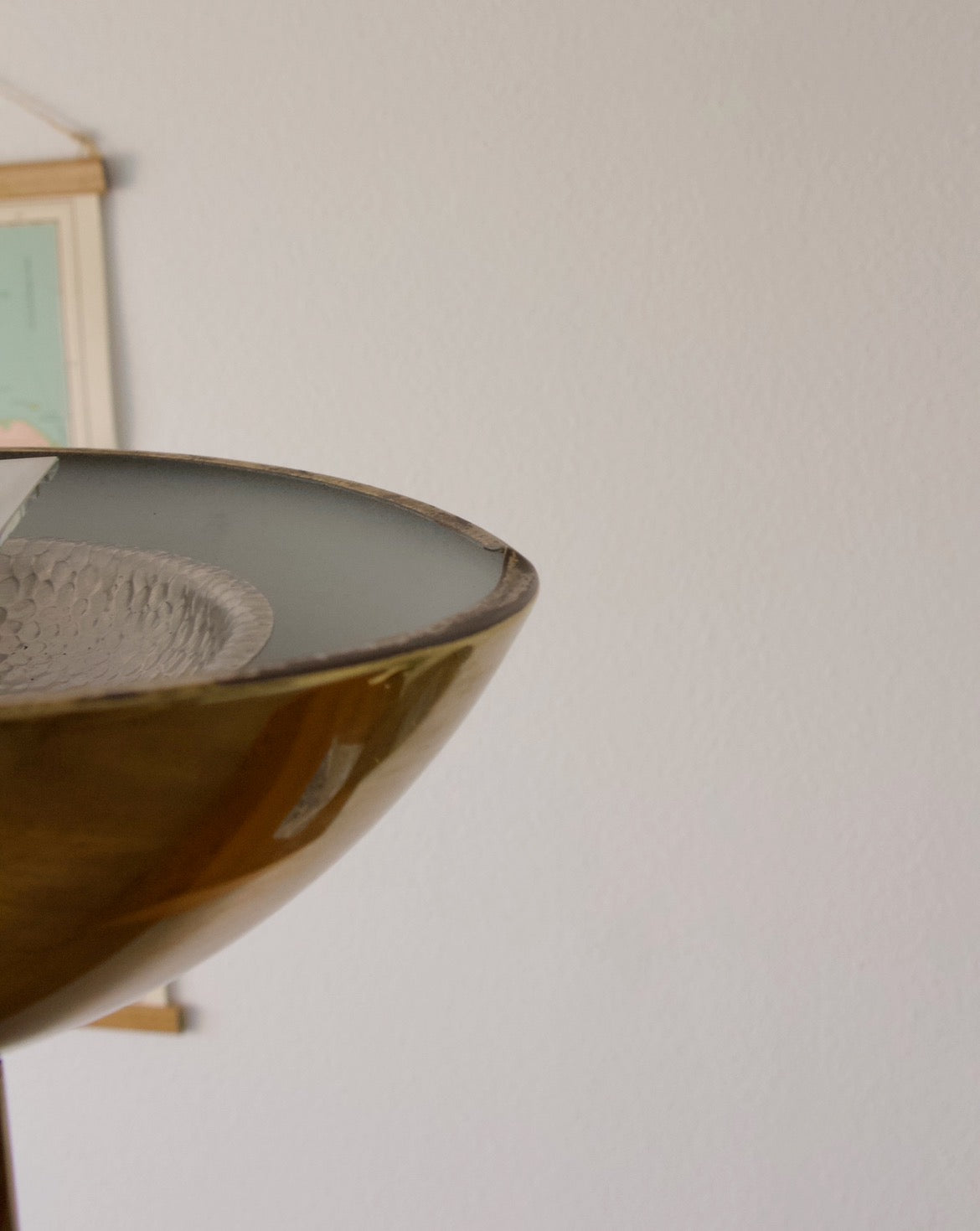 Lampadaire halogène italien en laiton et verre années 80