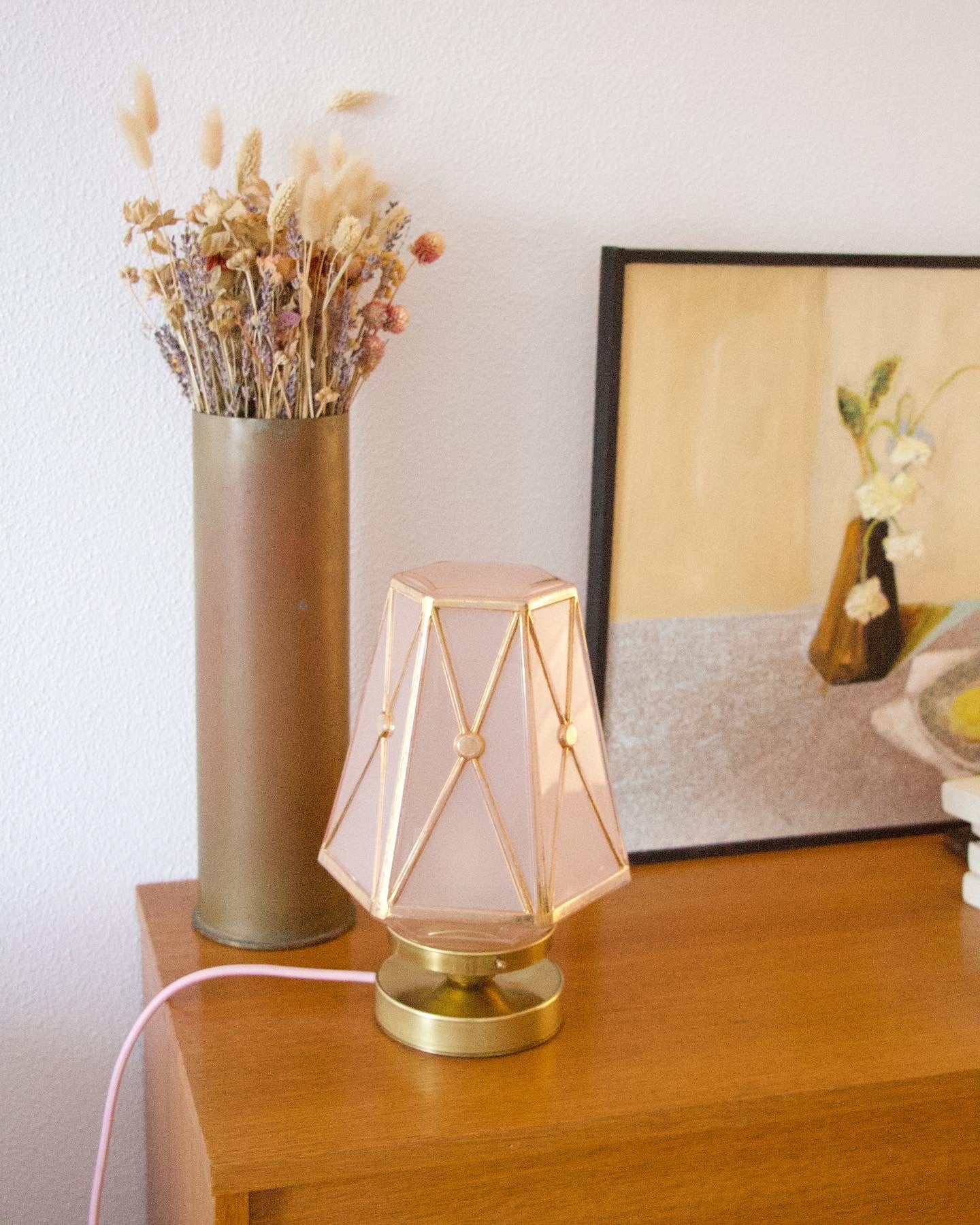 Lampe à poser vintage globe rose et doré - Brocante Vannes - Décoration meubles Vintage