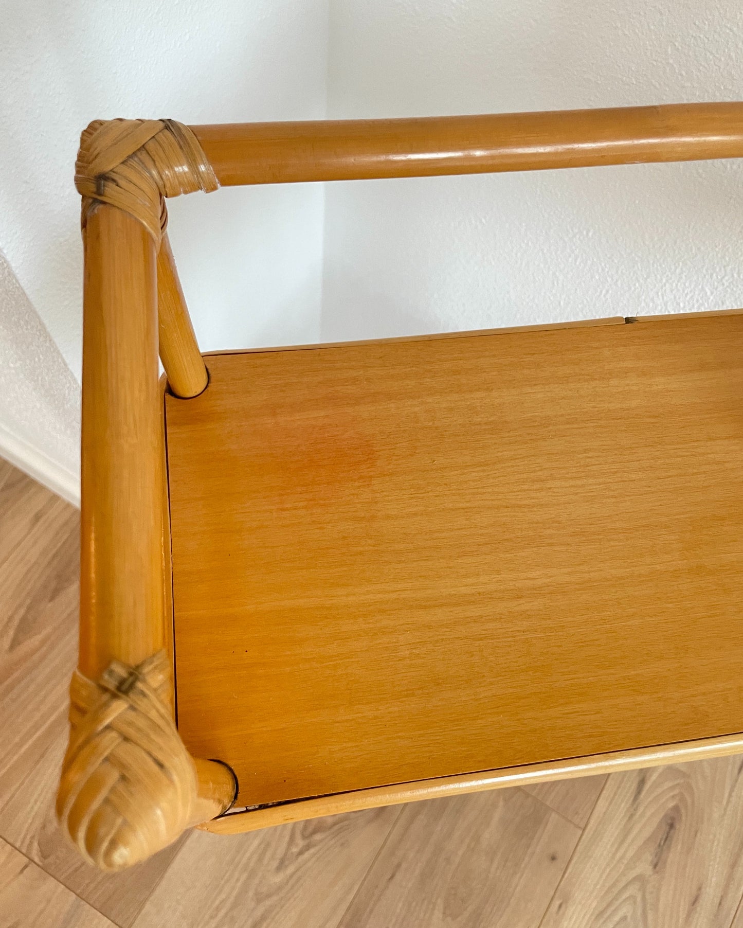 Étagère rotin années 60 - Pépites Déco Vintage Brocante VannesÉtagère rotin années 60 - Pépites Déco Vintage Brocante Vannes