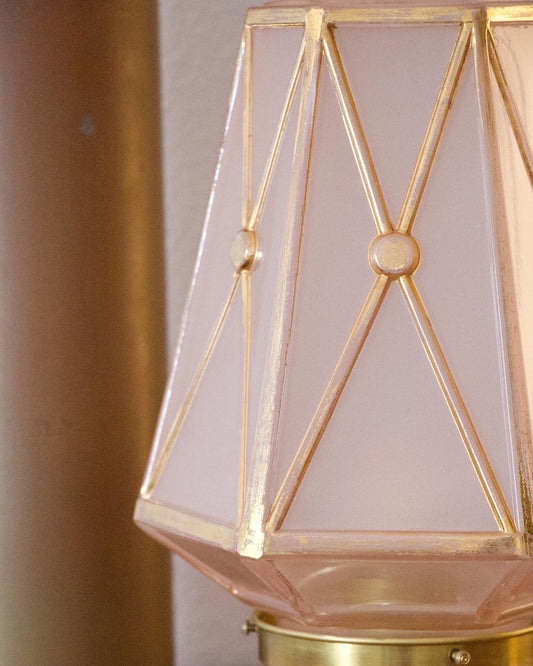 Lampe à poser vintage globe rose et doré - Brocante Vannes - Décoration meubles Vintage