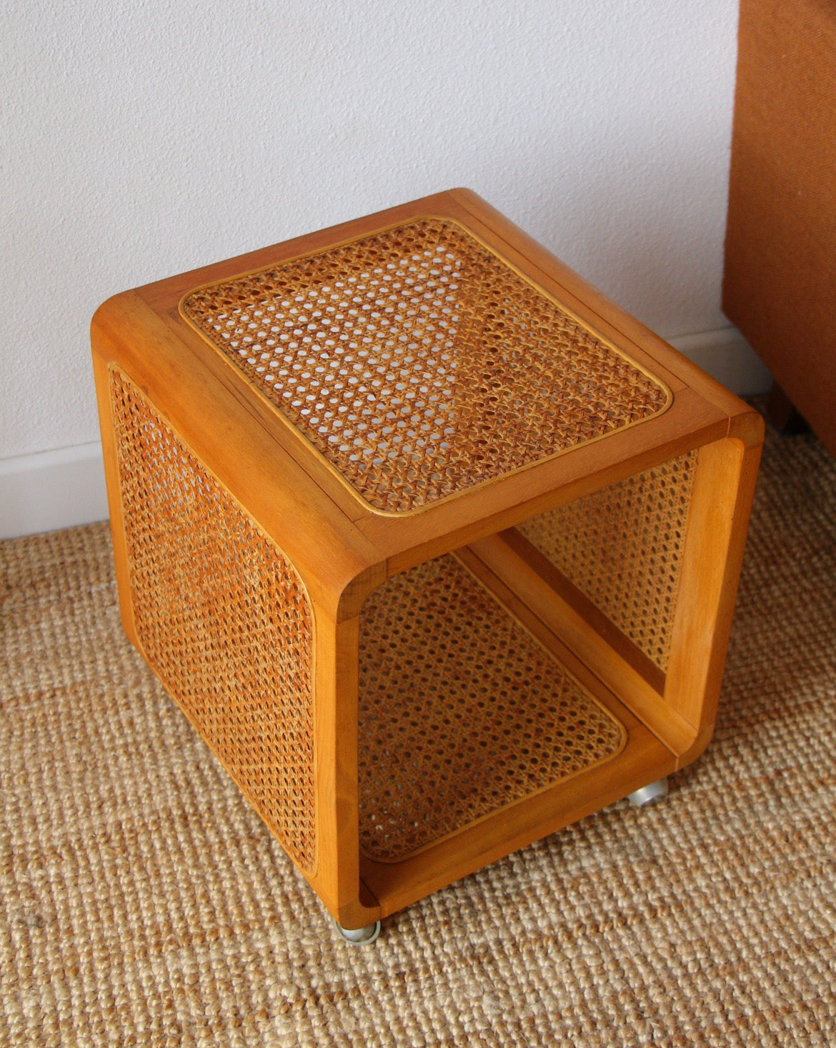 Bout de canapé table d’appoint cannage