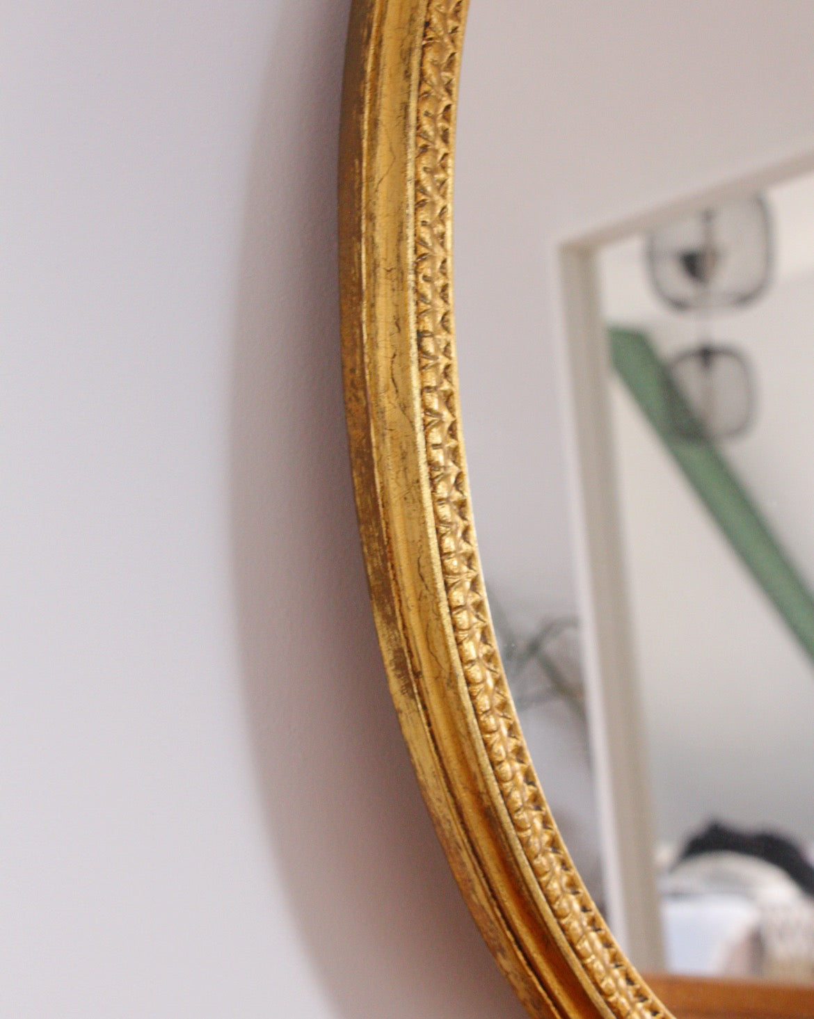 Miroir ovale doré, noeud romantique