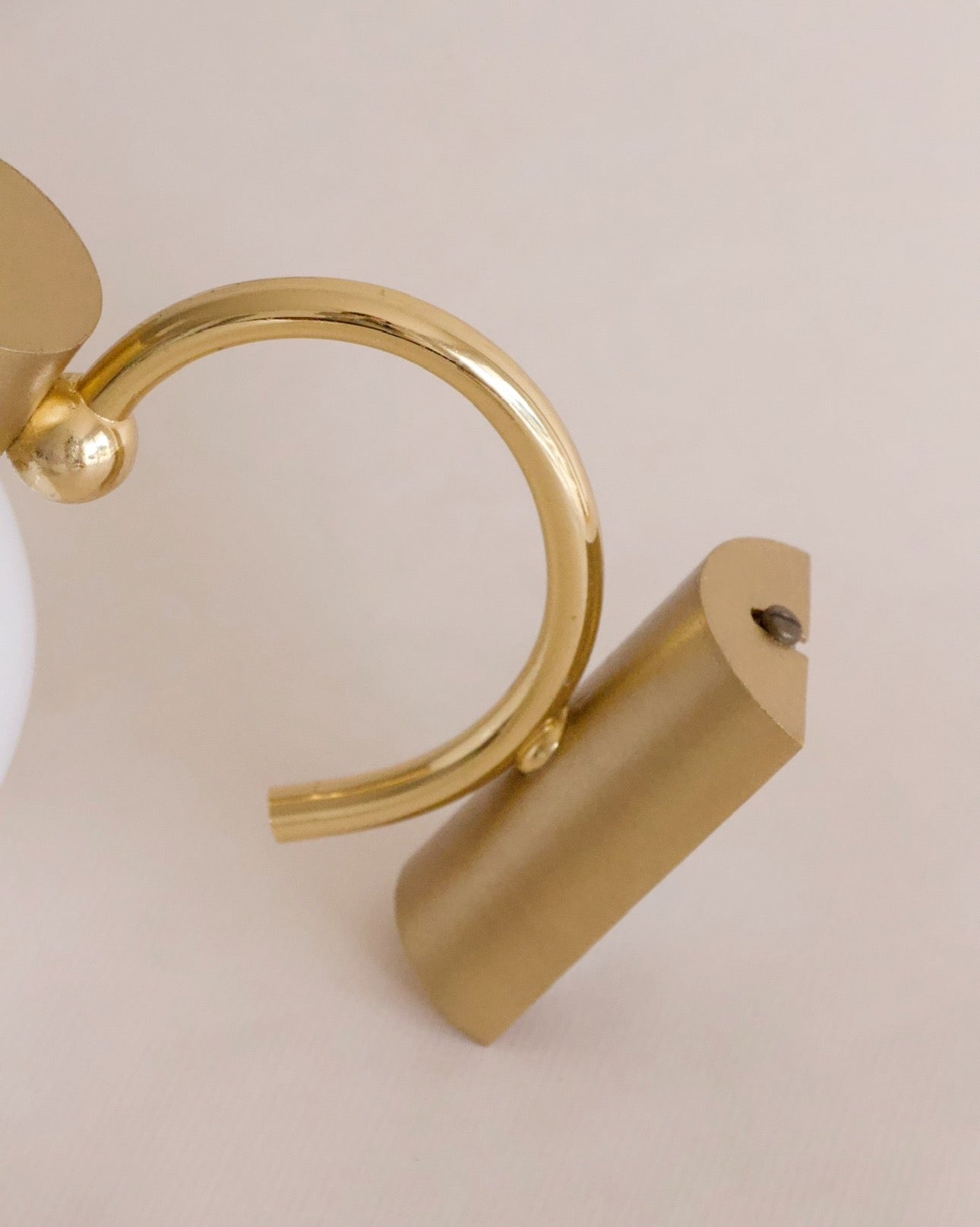 Paire d'appliques vintage - globes opaline et métal doré - design années 60