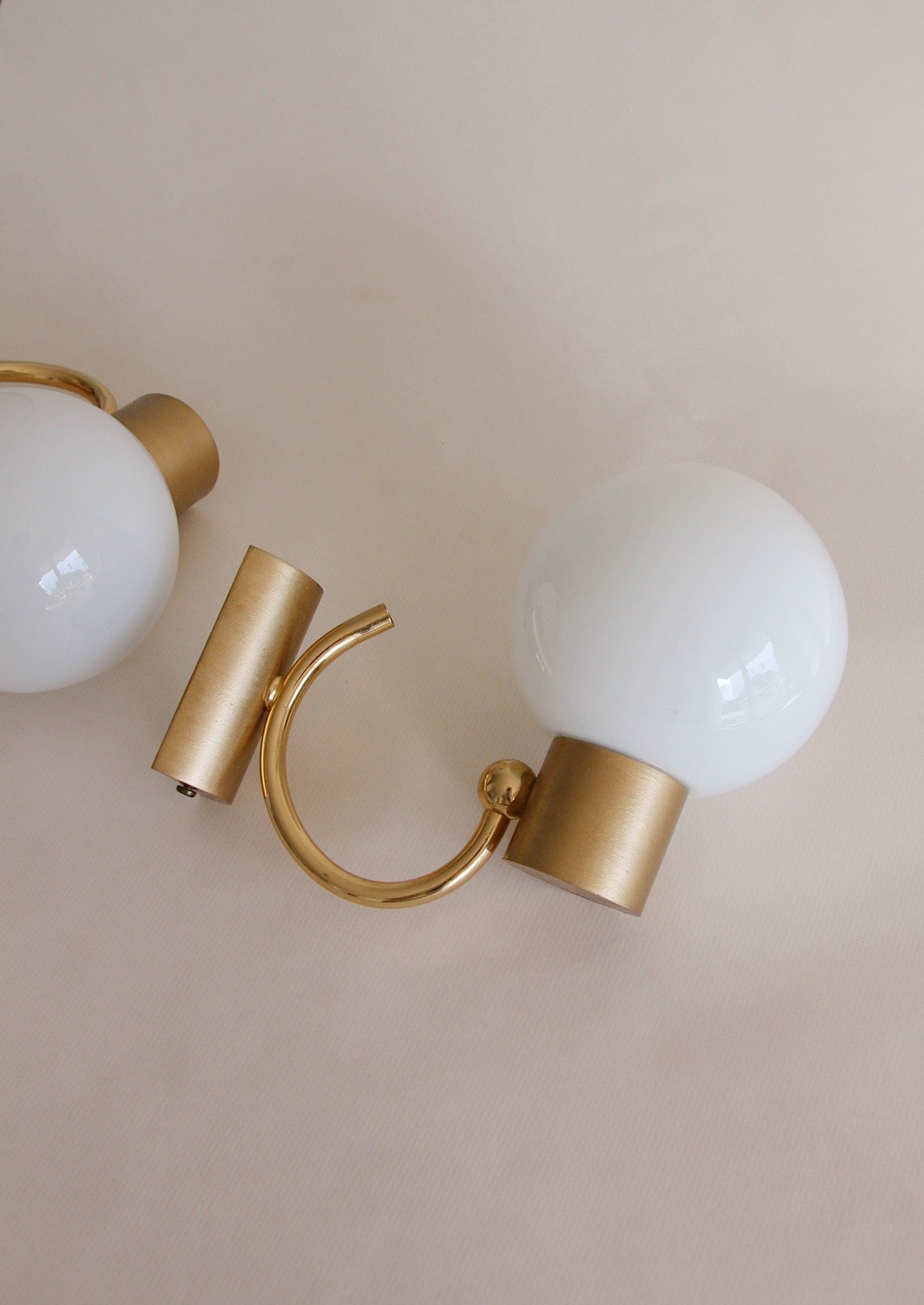 Paire d'appliques vintage - globes opaline et métal doré - design années 60