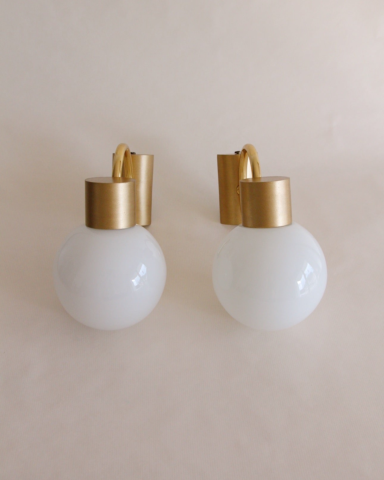 Paire d'appliques vintage - globes opaline et métal doré - design années 60