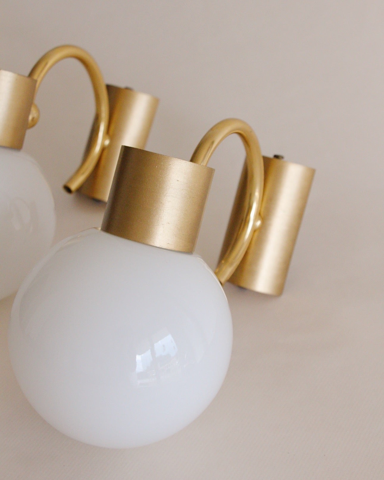Paire d'appliques vintage - globes opaline et métal doré - design années 60