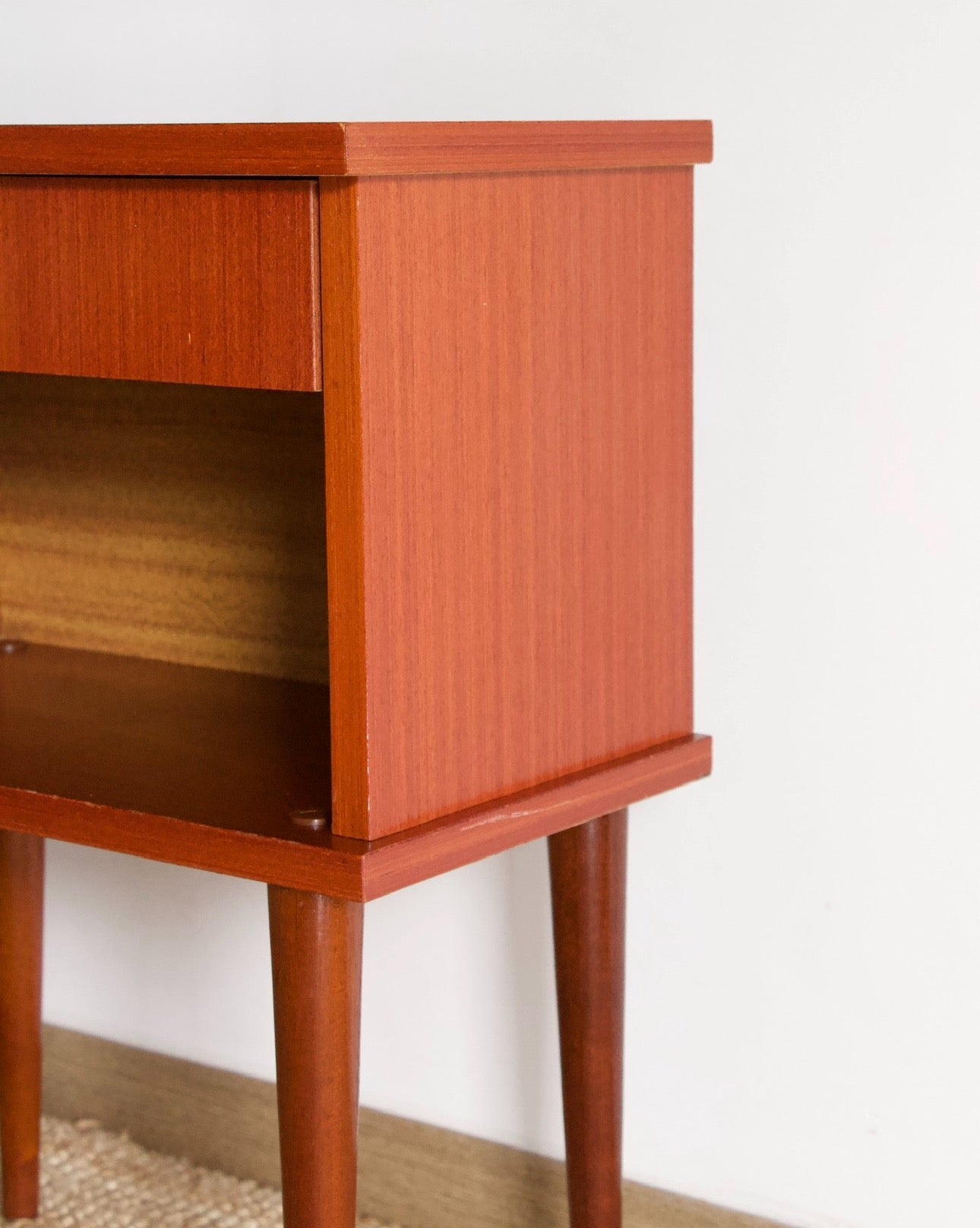 Table de chevet style scandinave, années 60-70.