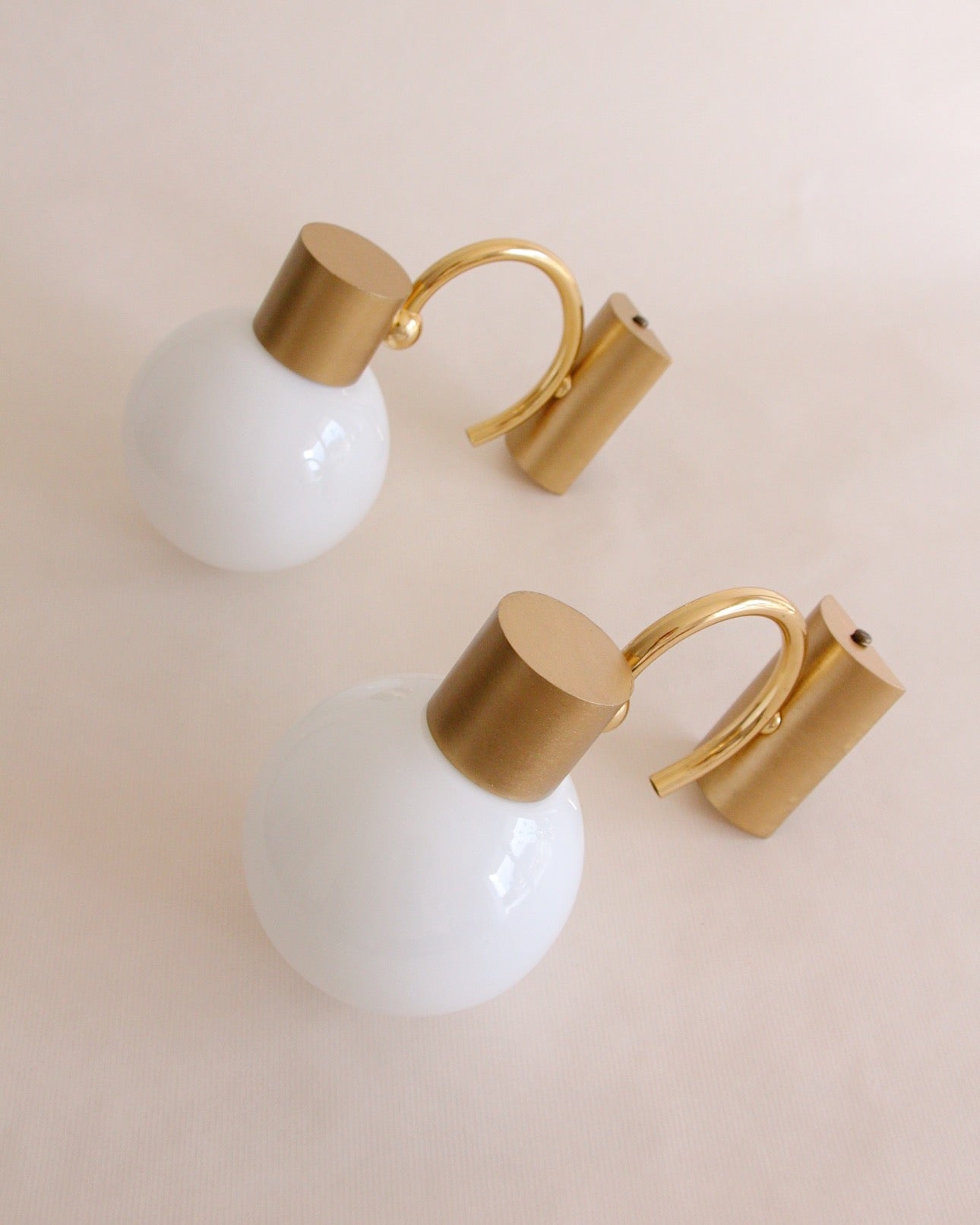 Paire d'appliques vintage - globes opaline et métal doré - design années 60 brocante Vannes mobilier et décoration vintage 