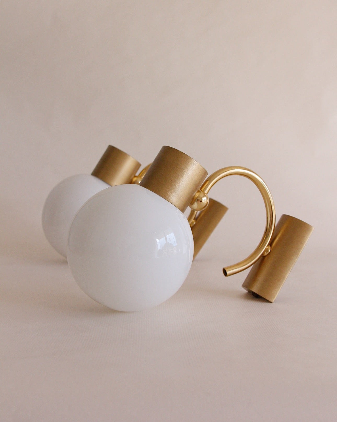 Paire d'appliques vintage - globes opaline et métal doré - design années 60 brocante Vannes mobilier et décoration vintage 