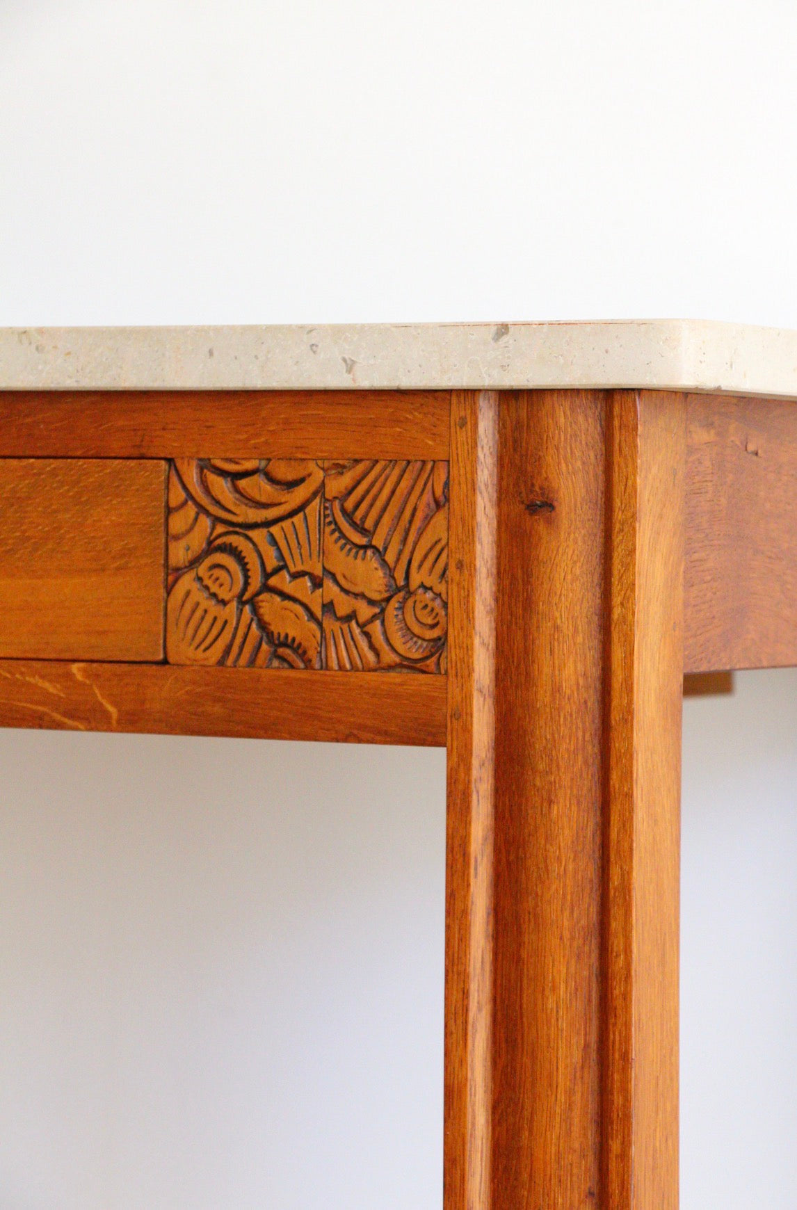Console vintage - bois sculpté et plateau en marbre - style Art Déco