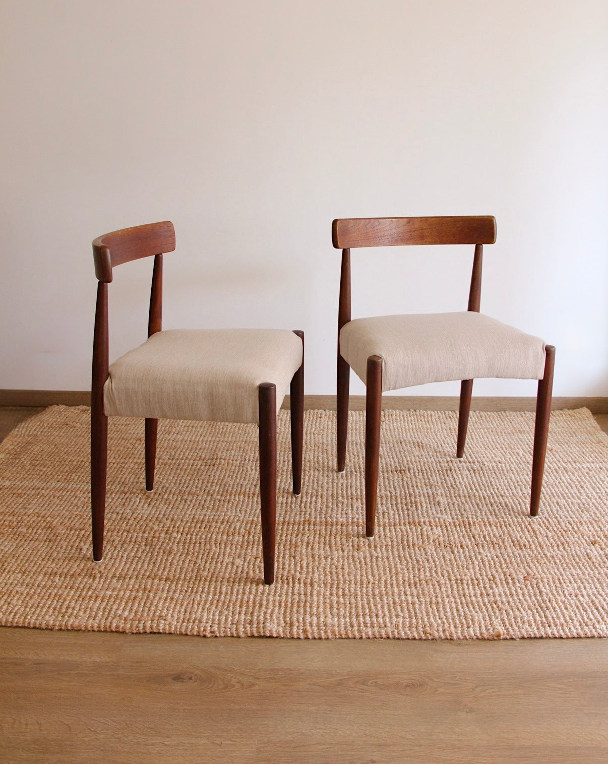 Paire de chaises danoises MK200 en teck et tissu clair - années 60