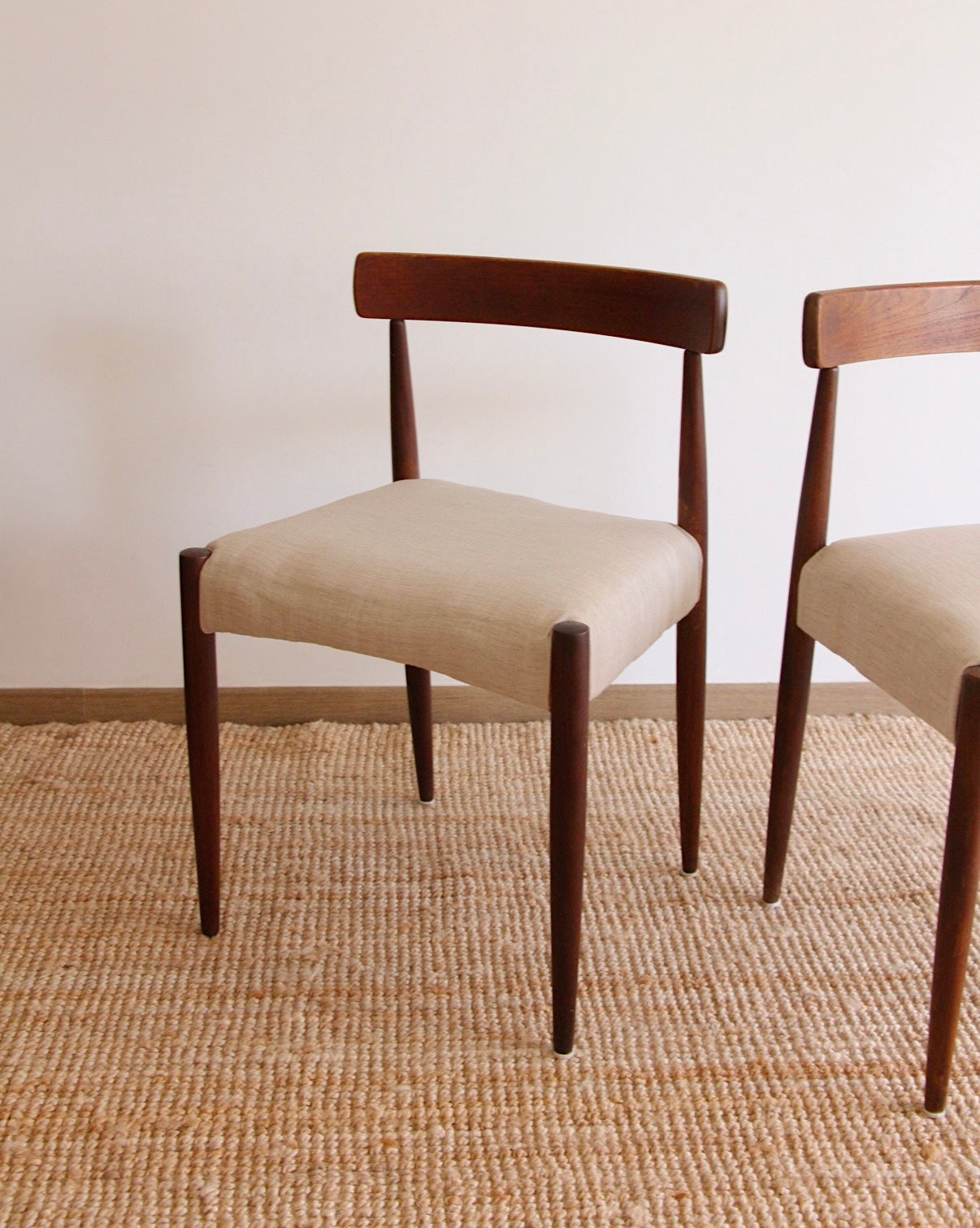 Paire de chaises danoises MK200 en teck et tissu clair - années 60