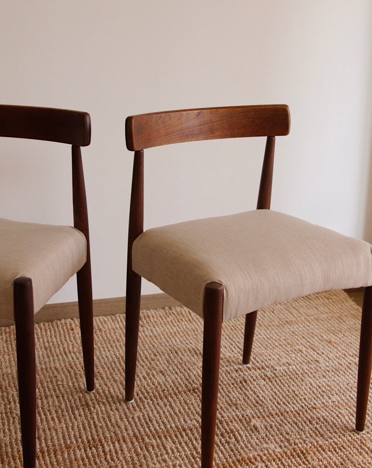 Paire de chaises danoises MK200 en teck et tissu clair - années 60