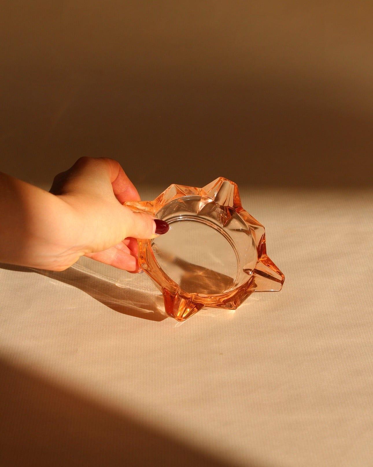 Joli cendrier en verre rosaline, fabrication française années 70.
