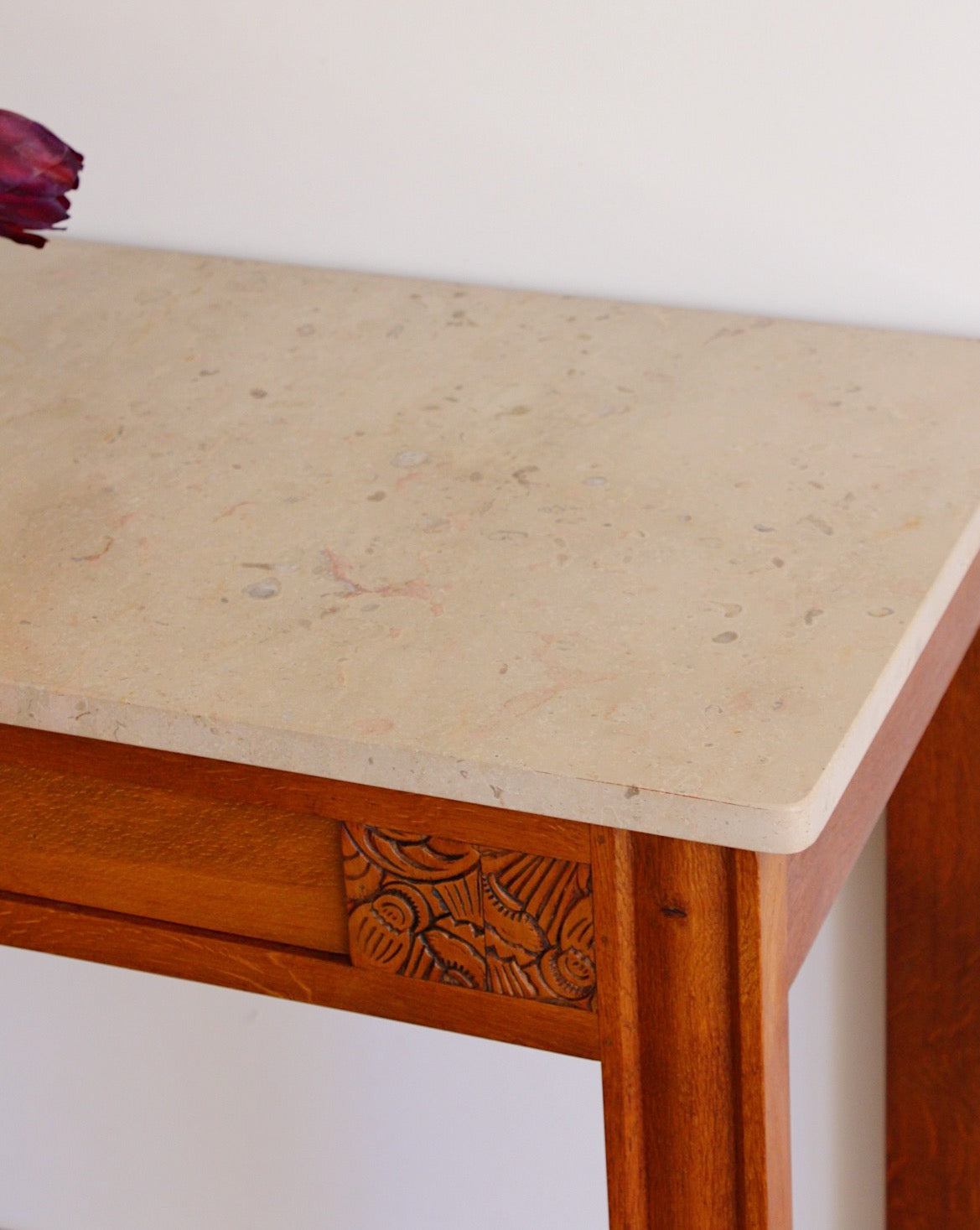 Console vintage - bois sculpté et plateau en marbre - style Art Déco