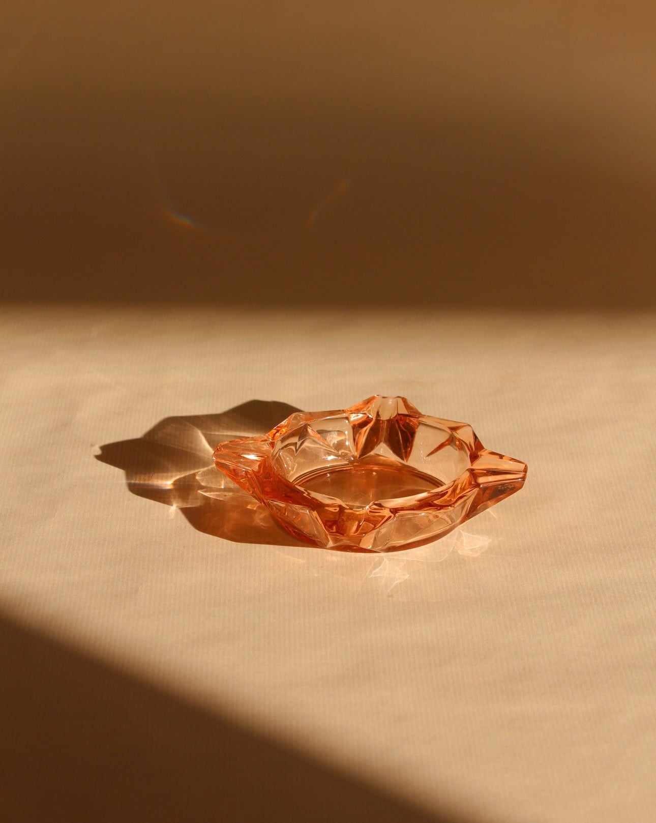 Joli cendrier en verre rosaline, fabrication française années 70.