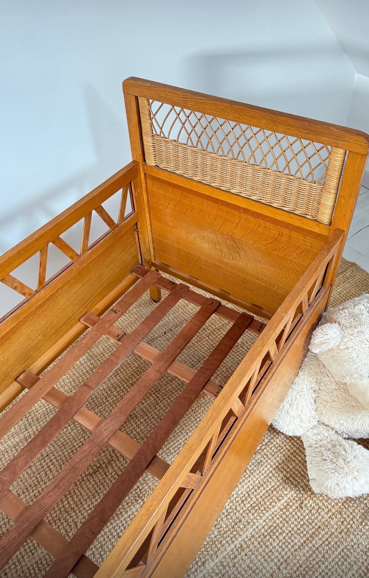 Lit bébé/enfant en bois et rotin années 60 ✨