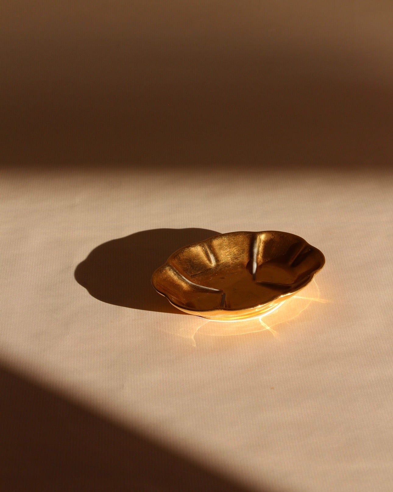 Porte-savon doré en porcelaine, France, seconde moitié 19ème