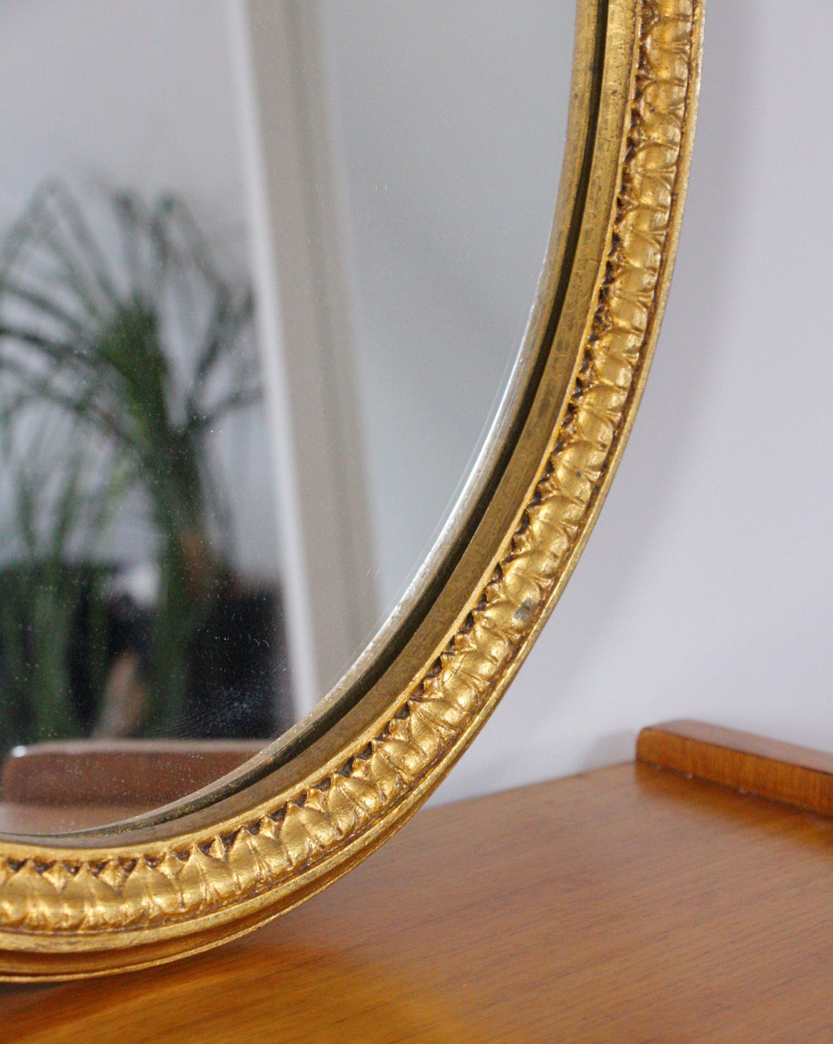 Miroir ovale doré, noeud romantique