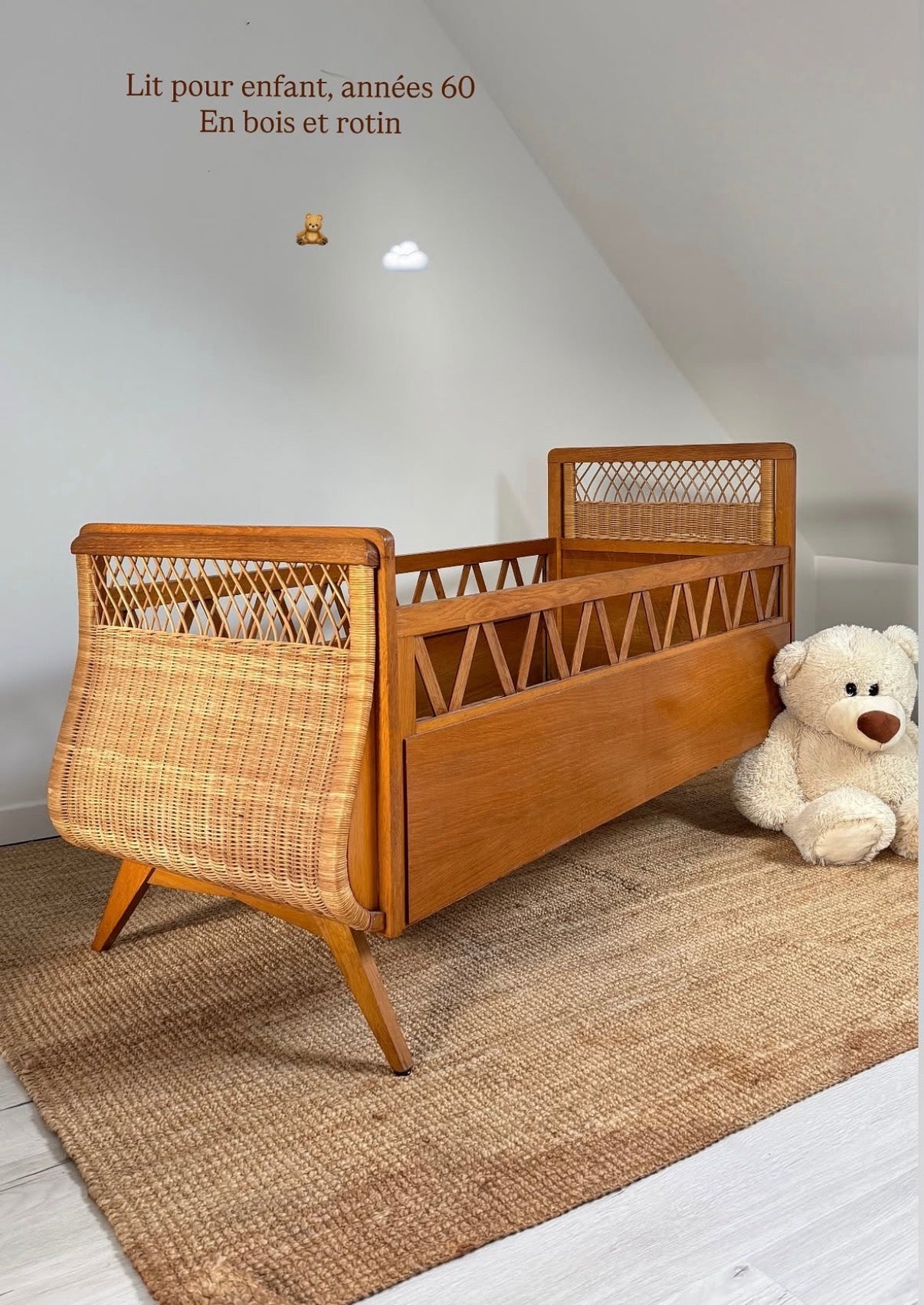 Lit bébé/enfant en bois et rotin années 60 ✨