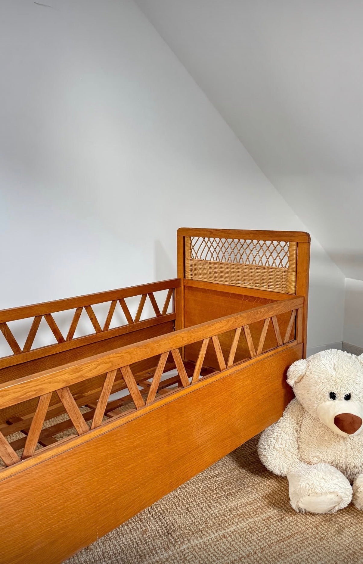 Lit bébé/enfant en bois et rotin années 60 ✨