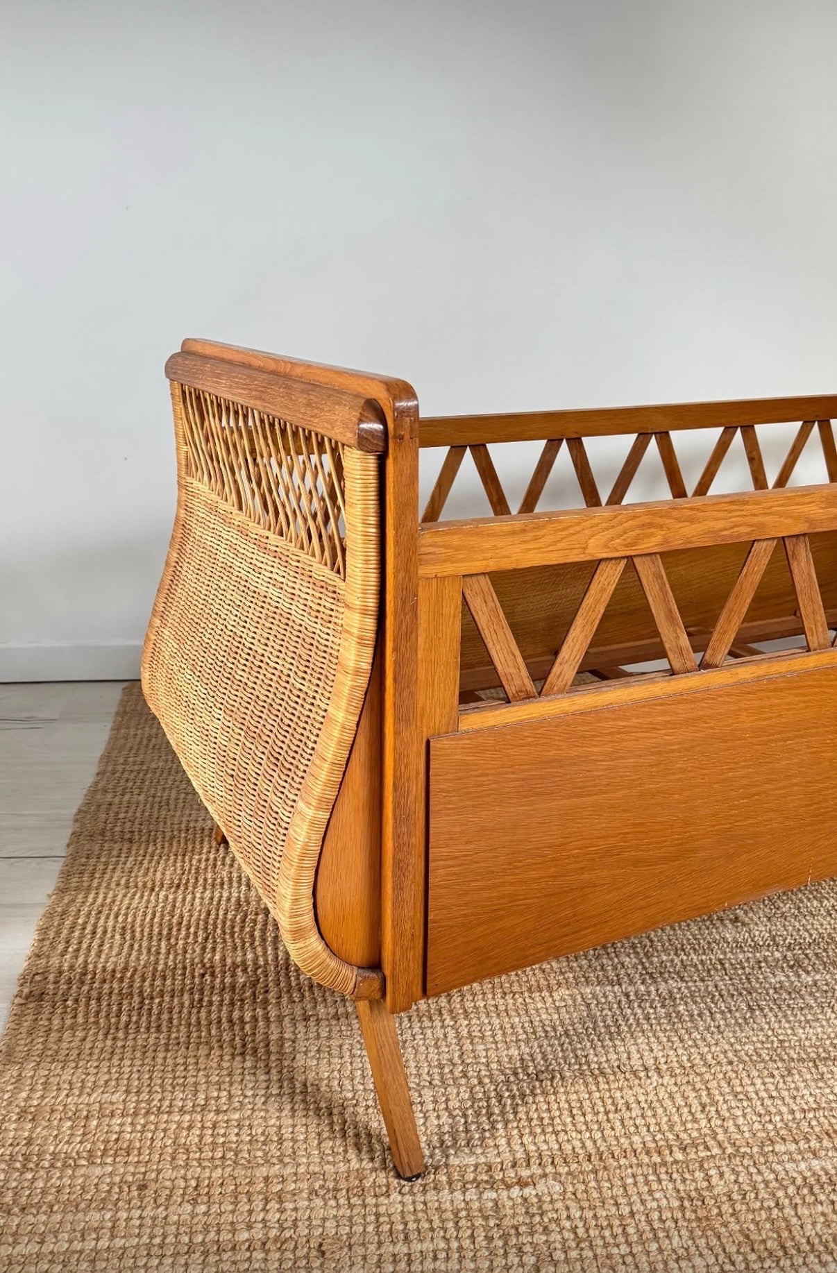 Lit bébé/enfant en bois et rotin années 60 ✨