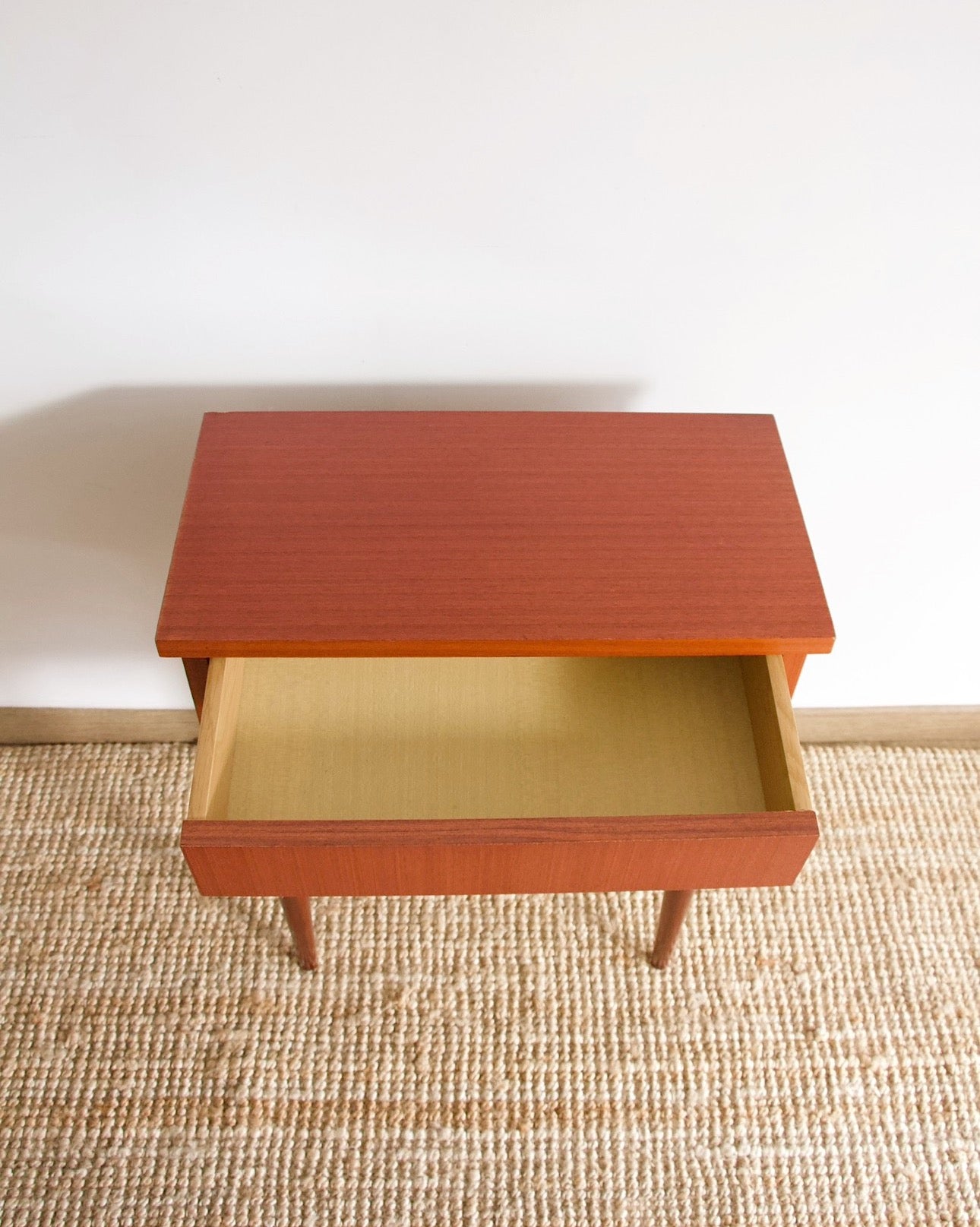 Table de chevet style scandinave, années 60-70.