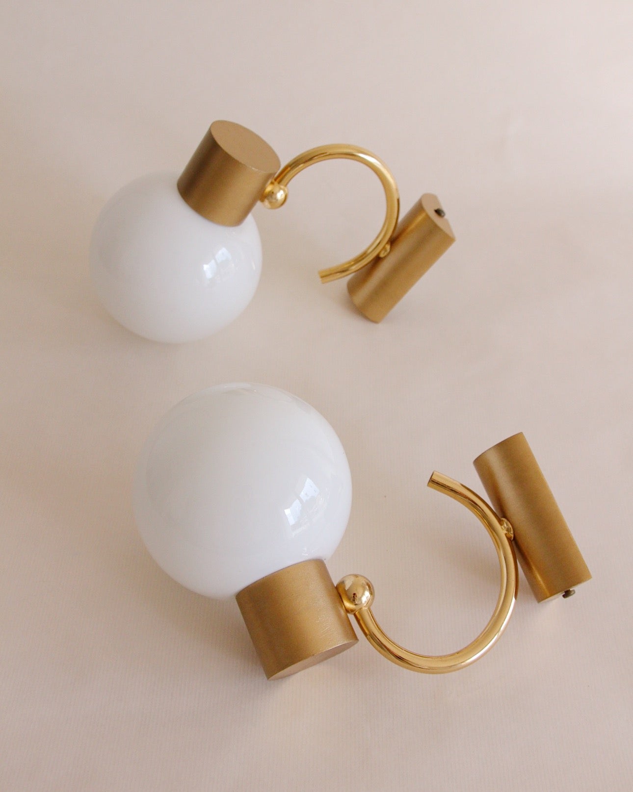 Paire d'appliques vintage - globes opaline et métal doré - design années 60 brocante Vannes mobilier et décoration vintage 