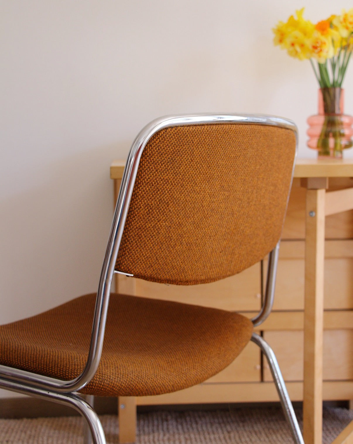 Chaise – acier tubulaire chromé et tissu bouclé rouille –1970