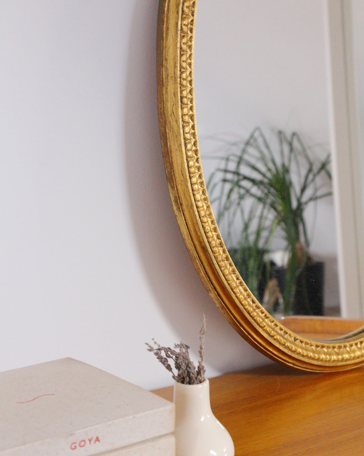 Miroir ovale doré, noeud romantique