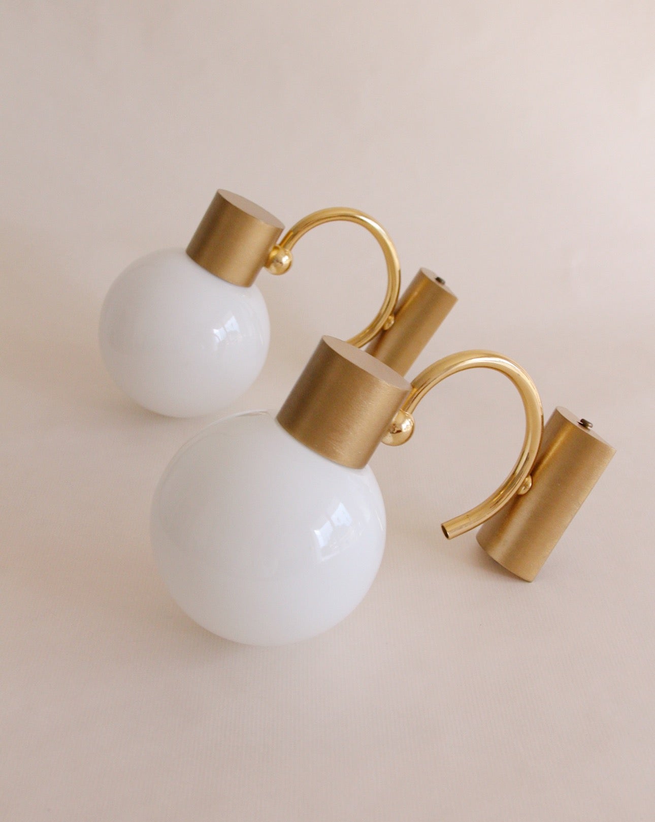 Paire d'appliques vintage - globes opaline et métal doré - design années 60 brocante Vannes mobilier et décoration vintage 