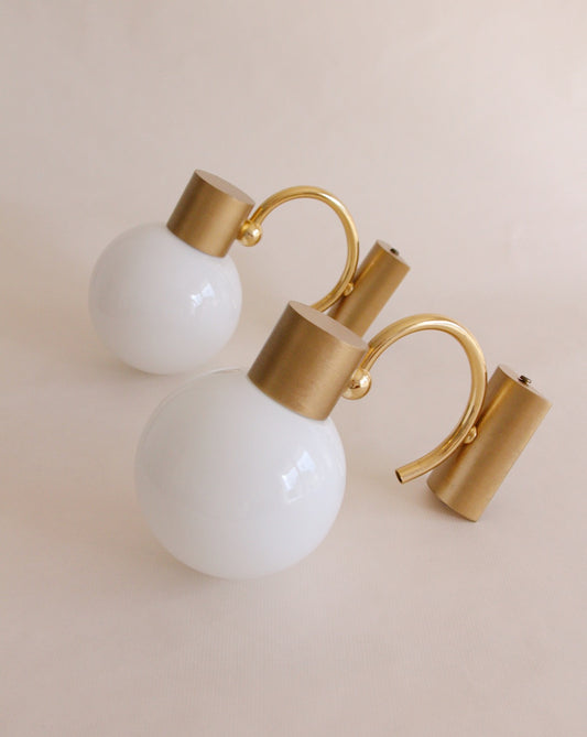 Paire d'appliques vintage - globes opaline et métal doré - design années 60 brocante Vannes mobilier et décoration vintage 