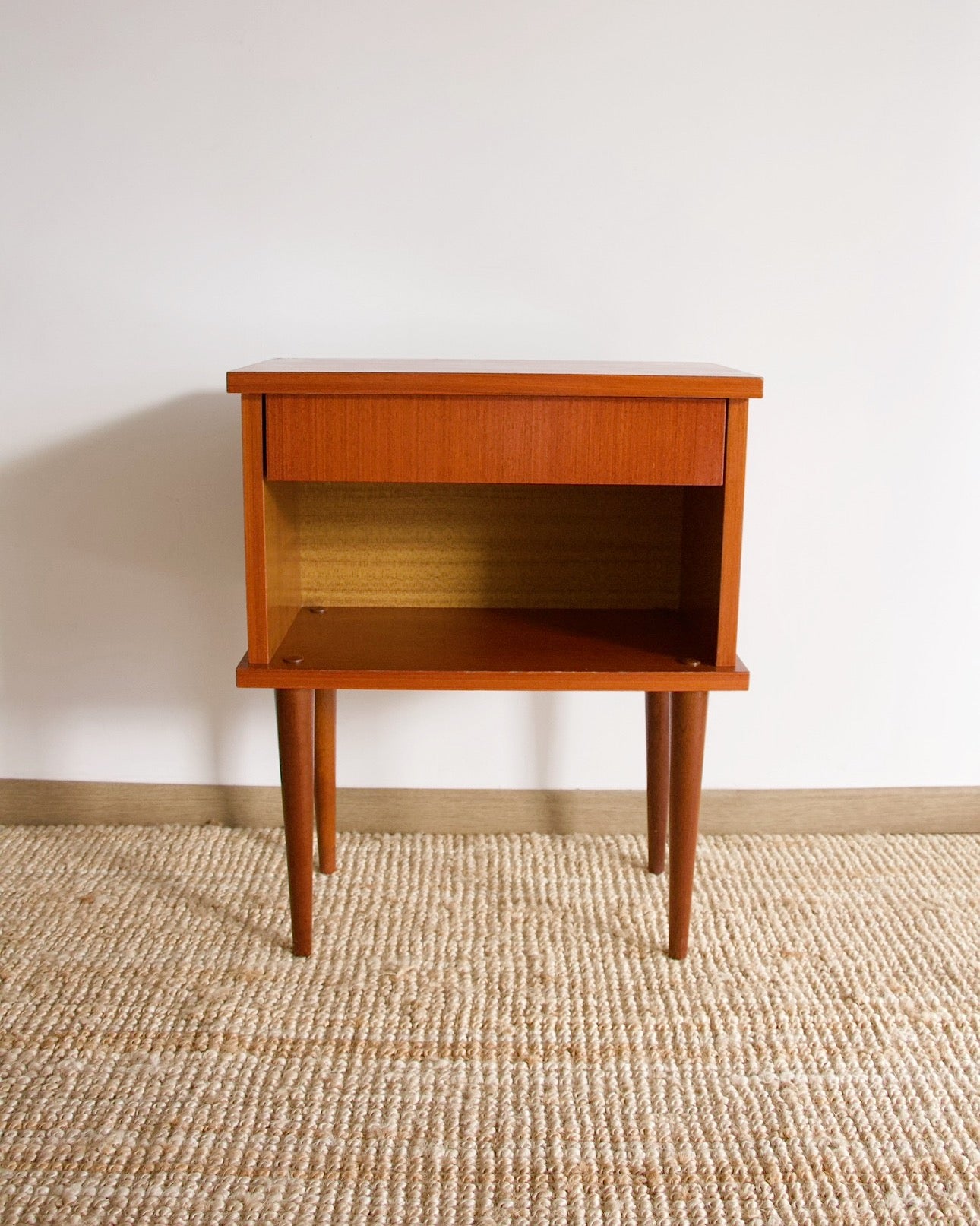 Table de chevet style scandinave, années 60-70.