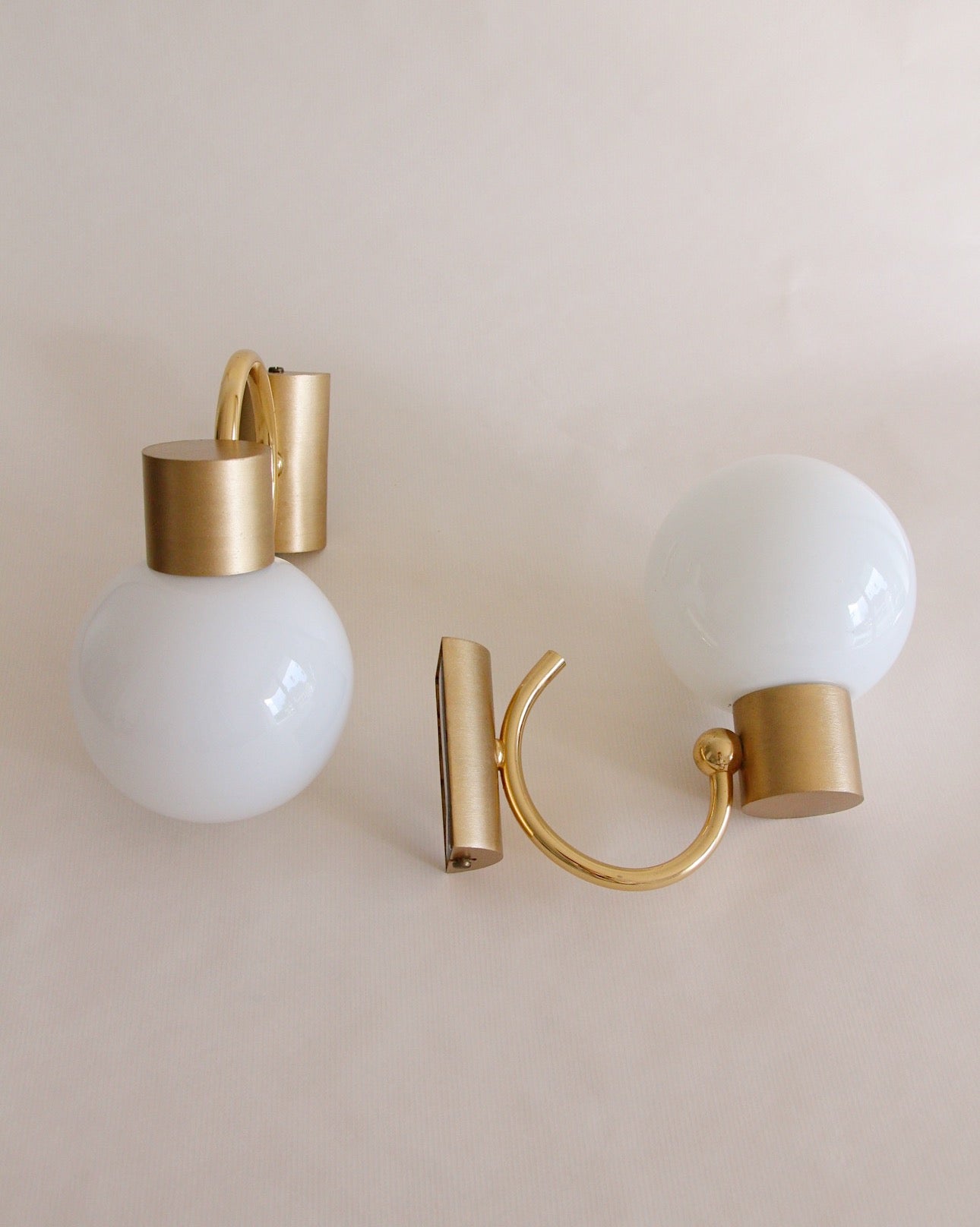 Paire d'appliques vintage - globes opaline et métal doré - design années 60