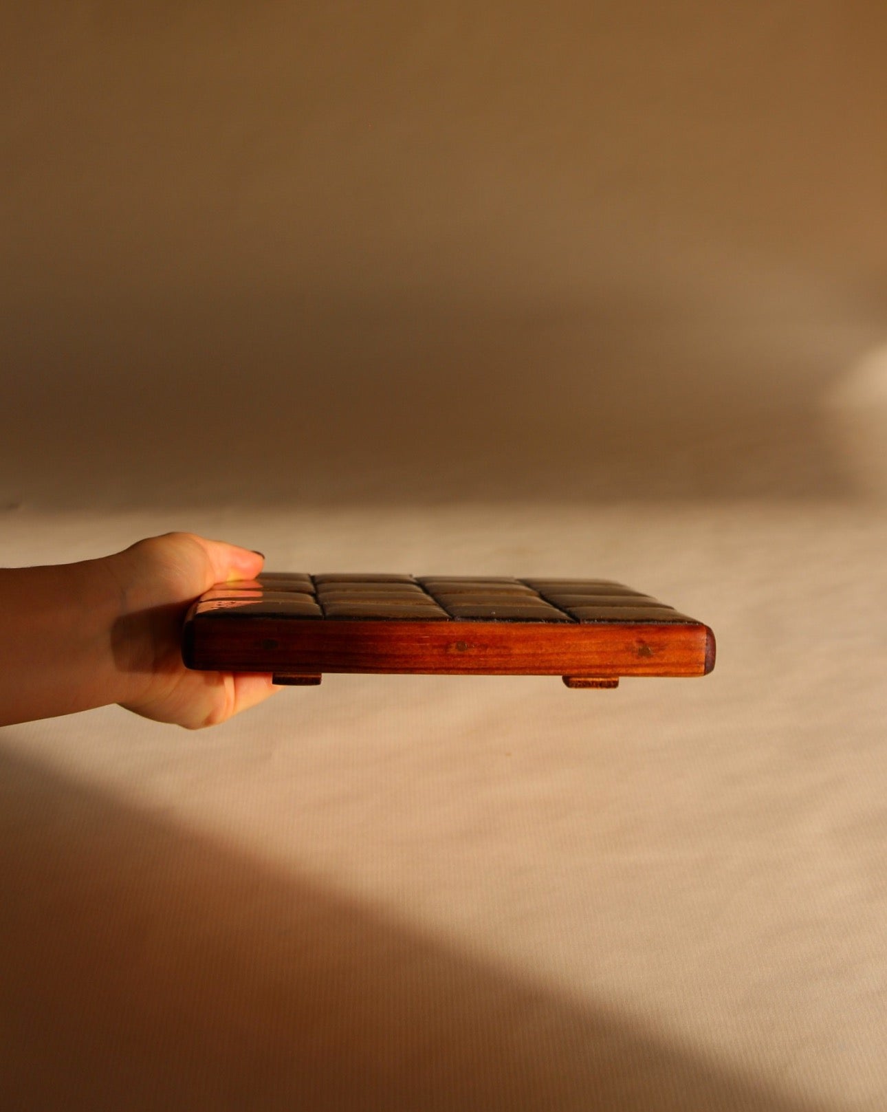 Dessous de plat carrelé en grès et bois, France, 1960