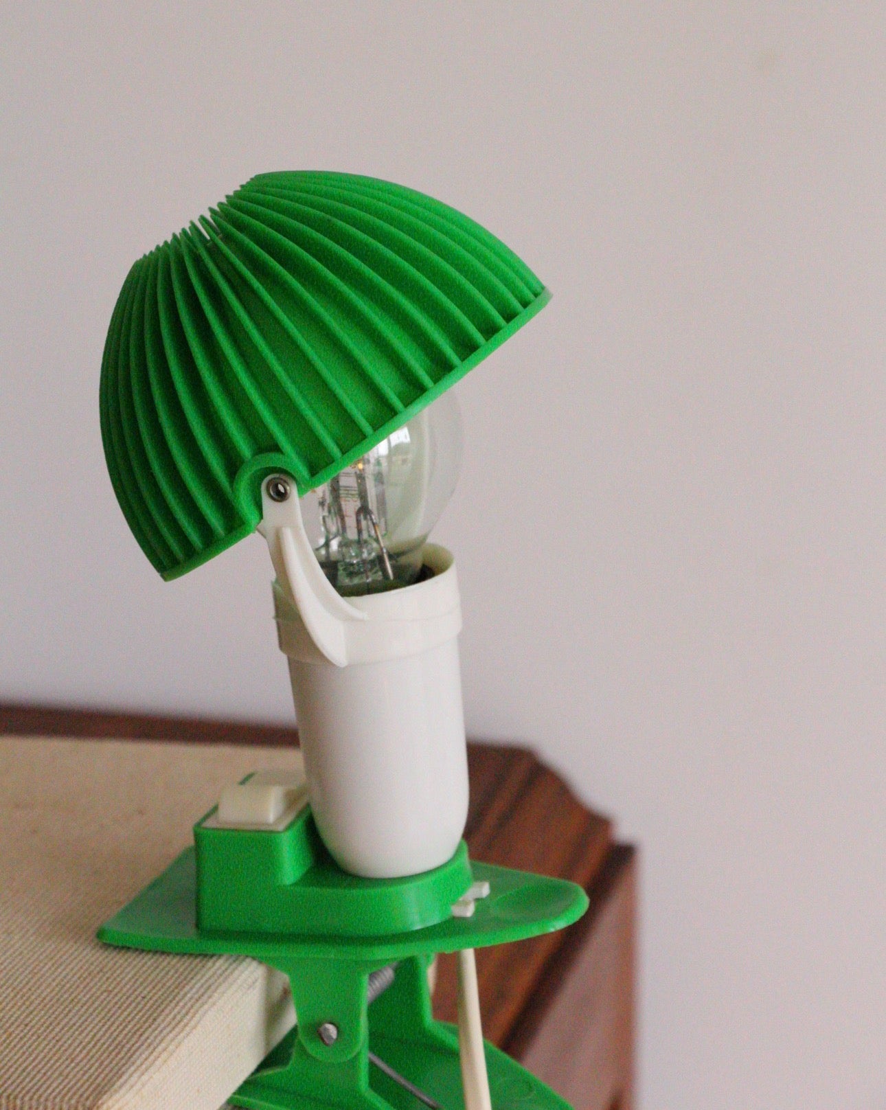 Jolie lampe à clipser, modèle Salam, France, années 70. 