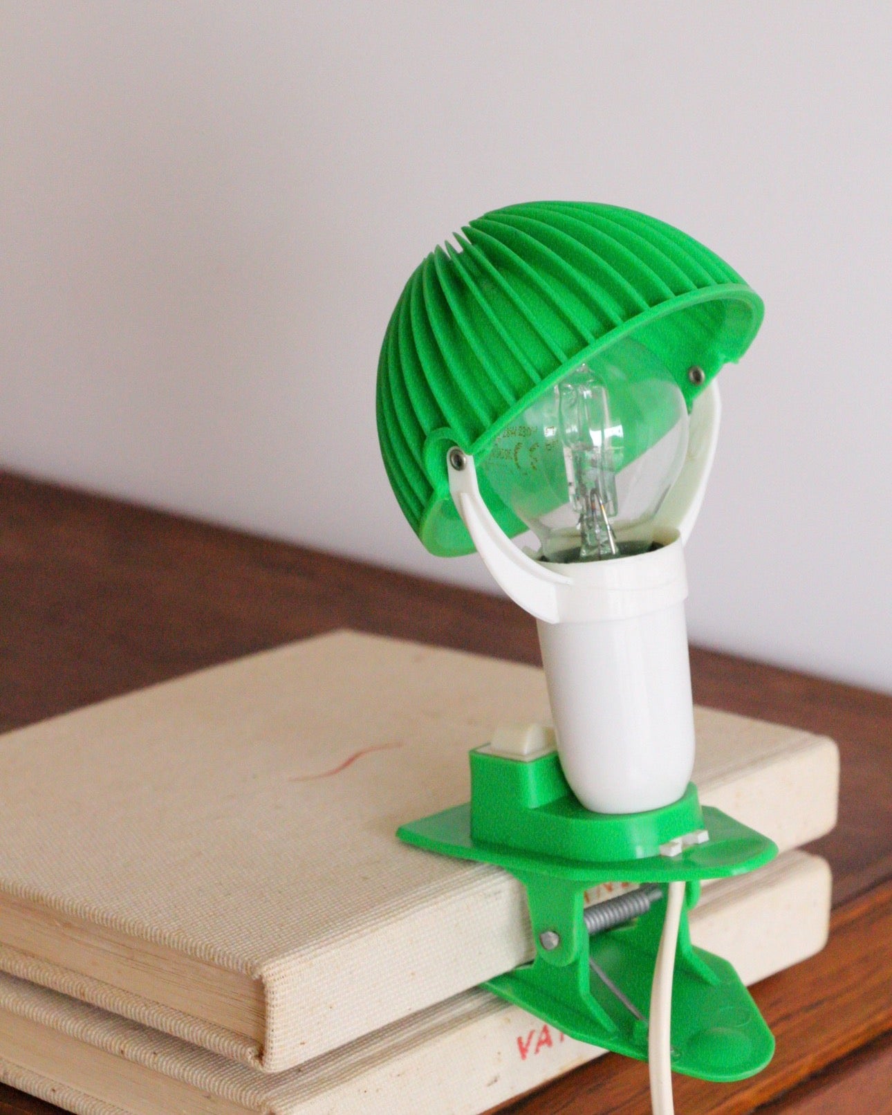 Jolie lampe à clipser, modèle Salam, France, années 70. 