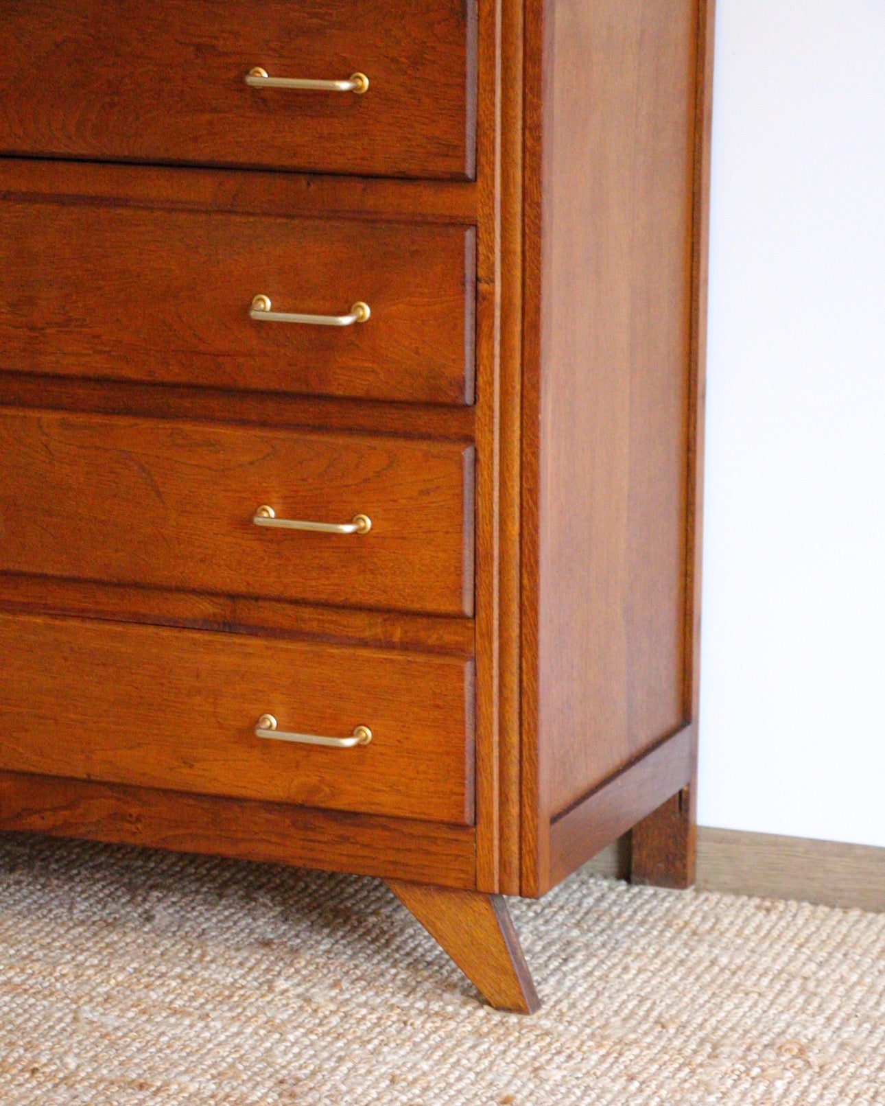 Commode en chêne à pieds compas, France, 1960