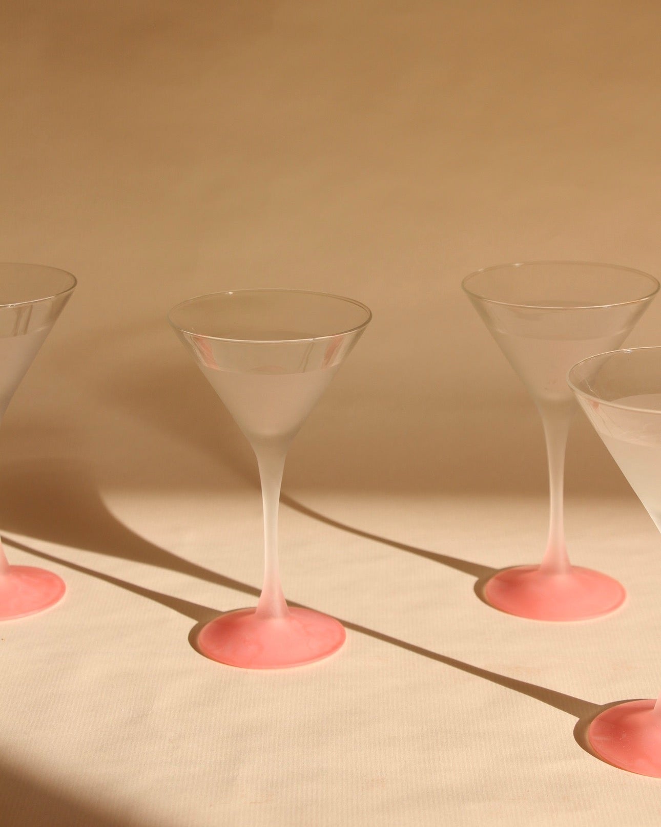 Lot de 4 verres à cocktail à pieds rose, Made in France, années 70.